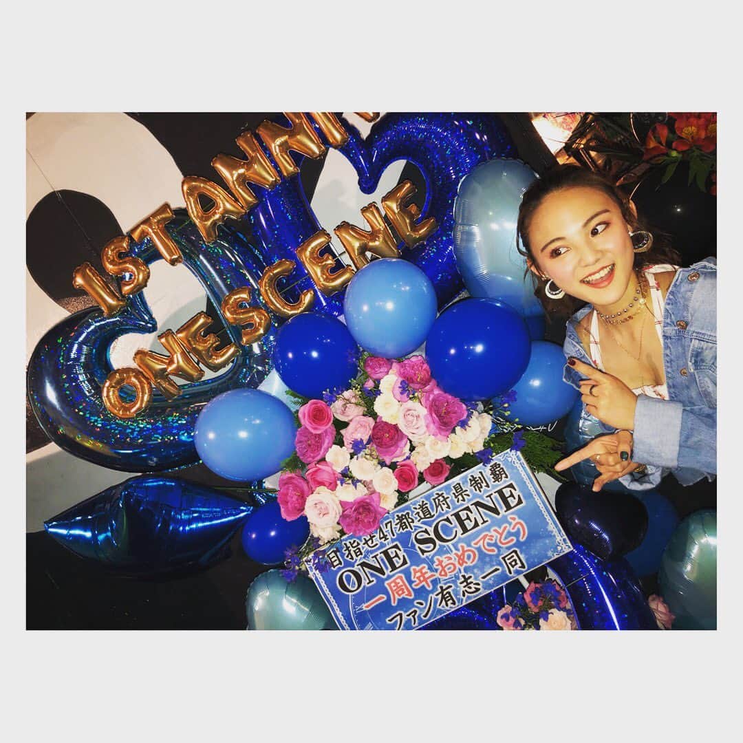 四宮吏桜さんのインスタグラム写真 - (四宮吏桜Instagram)「‪昨日！"ONESCENE memories vol.4"ミニワンマンライブに来てくださって本当にありがとうございます😊‬ ‪今回持ち曲をフルで歌わせていただいて…正直！！体力持つかなぁって思ってたんだけどいざライブするとあっという間だったなぁ😝ww‬ ‪中には初めて聴く曲とかもあったんじゃないでしょうか？🥰‬ ‪近々ONESCENEの曲を簡単にまとめて紹介できたらと思います🙋‍♀️‬ ‪そして！オフ会！！‬ ‪ドタバタでこちらもあっという間のオフ会でしたが…ありがとうございます！！‬ ‪昔話だったり…コアな話だったり…即興でコラボしたり…🤑ゲストさんと対決したり…ww‬ ‪でもあれは致命傷だね笑‬ ‪ちょっと悔しいけん練習してくるね笑笑‬ ‪いつも以上に皆さんとお話ができて本当に良かったです🔥‬ ‪本当はもうちょっと…いや！あと３時間ぐらい！一人一人とお話ししたかったんですが…🙄笑‬ ‪個人的に…映画の話をしてくださる方が多くて…ついつい話し込んじゃいそうでした😝映画の事ならなんでも聴きに来てねん♪‬ ‪そして‬ ‪ついに…ファン名決まりましたね😎‬ ‪その名も"ワンキャス"‬ ‪私達のコンセプトでもある一瞬一瞬を紡いで一つのストーリー、映画を作る、その演者は私達だけでなくファンの皆さんも"キャスト"として作っていくという想いを込めてこのファン名に決まりました🕺‬ ‪ぜひ、この"ワンキャス"をSNSで広めていただいたりツイッター、インスタ名の後ろに、プロフィール欄に書き加えていただければ凄く嬉しいです☺️‬ ‪今回のワンマンライブでもそうですが、今までしてきたONESCENE memoriesのライブに、フラワースタンドや沢山のサプライズを用意してくださって本当に感謝してもしても言葉が足りないくらい幸せです。ありがとう。‬ ‪毎回ね…あれごと持ち帰りたいってめちゃくちゃ思うんです！！だって素敵だもん！w‬ ‪さすがに全ては持って帰れなくてもライブを華やかにしてくれた花達を一本一本摘み取って小さな花束にしていつも持ち帰ってます💞‬ ‪改めて本当にありがとうございます。‬ ‪…さぁ！ついに新時代の幕開けですよ！！‬ ‪Welcome to 令和〜！！😆🌞‬ ‪おいでませ〜 Reiwaaaaaaa‬ ‪令和最初のライブは明日の佐賀でのもくむつライブ！‬ ‪二回ステージなのでぜひGWの想い出に来てはいかがでしょうか？☺️‬ ‪ってなわけで今日も今日とて映画を観るべし！←‬ ‪これからもみなさんにとって素敵な一年になりますように…🥰‬ ‪Thanks! My families"One cas"‬ #ONESCENE #四宮吏桜 #橘紗希 #上乃樺楽  #平成最後の #ミニワンマン #一周年記念  #1stanniversary  #fukuoka  #reflex  #live  #japan  #japanesegirl  #girls  #girlsunit  #flower  #flowerstand  #インスタ映え #いいね」5月1日 9時22分 - rio_s_0221