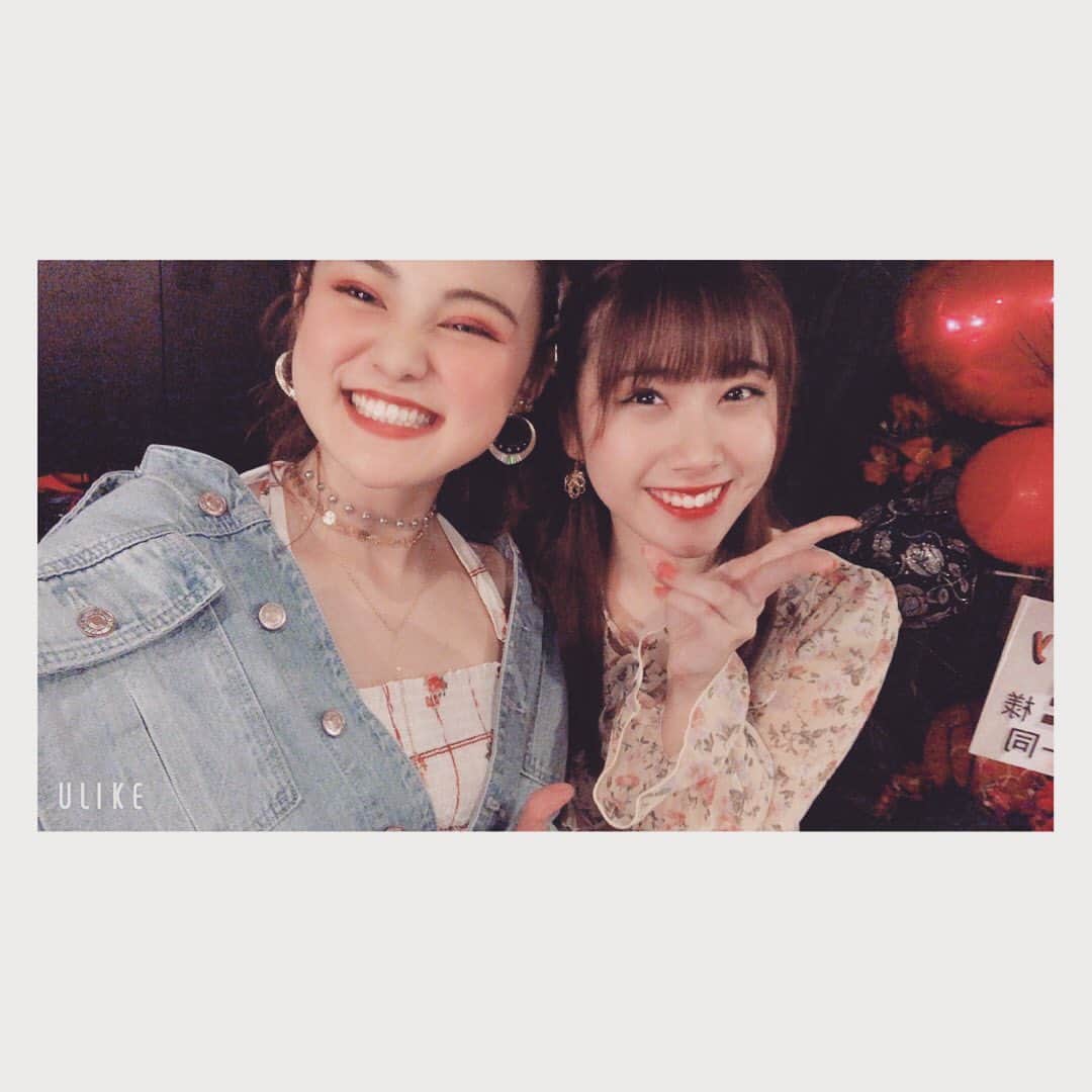 四宮吏桜さんのインスタグラム写真 - (四宮吏桜Instagram)「‪昨日！"ONESCENE memories vol.4"ミニワンマンライブに来てくださって本当にありがとうございます😊‬ ‪今回持ち曲をフルで歌わせていただいて…正直！！体力持つかなぁって思ってたんだけどいざライブするとあっという間だったなぁ😝ww‬ ‪中には初めて聴く曲とかもあったんじゃないでしょうか？🥰‬ ‪近々ONESCENEの曲を簡単にまとめて紹介できたらと思います🙋‍♀️‬ ‪そして！オフ会！！‬ ‪ドタバタでこちらもあっという間のオフ会でしたが…ありがとうございます！！‬ ‪昔話だったり…コアな話だったり…即興でコラボしたり…🤑ゲストさんと対決したり…ww‬ ‪でもあれは致命傷だね笑‬ ‪ちょっと悔しいけん練習してくるね笑笑‬ ‪いつも以上に皆さんとお話ができて本当に良かったです🔥‬ ‪本当はもうちょっと…いや！あと３時間ぐらい！一人一人とお話ししたかったんですが…🙄笑‬ ‪個人的に…映画の話をしてくださる方が多くて…ついつい話し込んじゃいそうでした😝映画の事ならなんでも聴きに来てねん♪‬ ‪そして‬ ‪ついに…ファン名決まりましたね😎‬ ‪その名も"ワンキャス"‬ ‪私達のコンセプトでもある一瞬一瞬を紡いで一つのストーリー、映画を作る、その演者は私達だけでなくファンの皆さんも"キャスト"として作っていくという想いを込めてこのファン名に決まりました🕺‬ ‪ぜひ、この"ワンキャス"をSNSで広めていただいたりツイッター、インスタ名の後ろに、プロフィール欄に書き加えていただければ凄く嬉しいです☺️‬ ‪今回のワンマンライブでもそうですが、今までしてきたONESCENE memoriesのライブに、フラワースタンドや沢山のサプライズを用意してくださって本当に感謝してもしても言葉が足りないくらい幸せです。ありがとう。‬ ‪毎回ね…あれごと持ち帰りたいってめちゃくちゃ思うんです！！だって素敵だもん！w‬ ‪さすがに全ては持って帰れなくてもライブを華やかにしてくれた花達を一本一本摘み取って小さな花束にしていつも持ち帰ってます💞‬ ‪改めて本当にありがとうございます。‬ ‪…さぁ！ついに新時代の幕開けですよ！！‬ ‪Welcome to 令和〜！！😆🌞‬ ‪おいでませ〜 Reiwaaaaaaa‬ ‪令和最初のライブは明日の佐賀でのもくむつライブ！‬ ‪二回ステージなのでぜひGWの想い出に来てはいかがでしょうか？☺️‬ ‪ってなわけで今日も今日とて映画を観るべし！←‬ ‪これからもみなさんにとって素敵な一年になりますように…🥰‬ ‪Thanks! My families"One cas"‬ #ONESCENE #四宮吏桜 #橘紗希 #上乃樺楽  #平成最後の #ミニワンマン #一周年記念  #1stanniversary  #fukuoka  #reflex  #live  #japan  #japanesegirl  #girls  #girlsunit  #flower  #flowerstand  #インスタ映え #いいね」5月1日 9時22分 - rio_s_0221