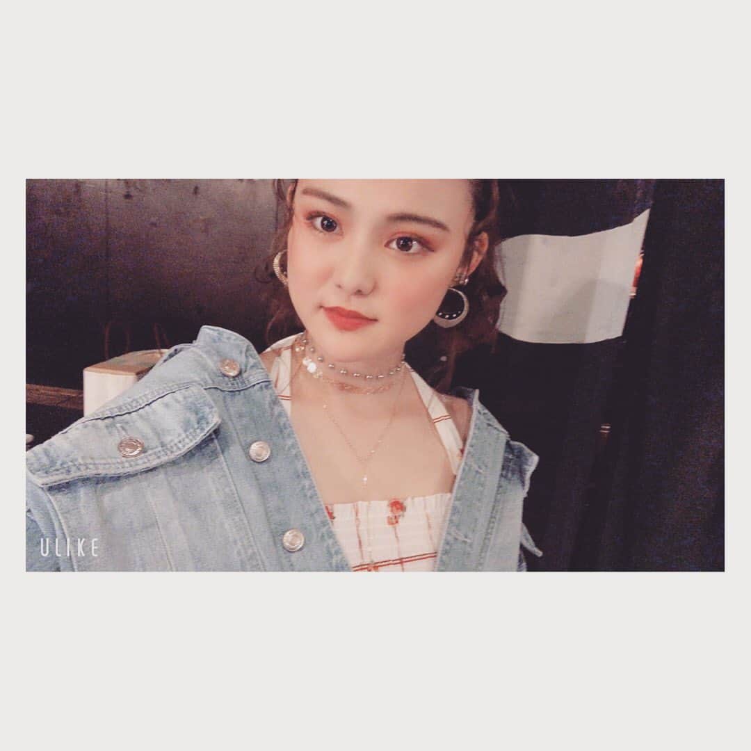 四宮吏桜さんのインスタグラム写真 - (四宮吏桜Instagram)「‪昨日！"ONESCENE memories vol.4"ミニワンマンライブに来てくださって本当にありがとうございます😊‬ ‪今回持ち曲をフルで歌わせていただいて…正直！！体力持つかなぁって思ってたんだけどいざライブするとあっという間だったなぁ😝ww‬ ‪中には初めて聴く曲とかもあったんじゃないでしょうか？🥰‬ ‪近々ONESCENEの曲を簡単にまとめて紹介できたらと思います🙋‍♀️‬ ‪そして！オフ会！！‬ ‪ドタバタでこちらもあっという間のオフ会でしたが…ありがとうございます！！‬ ‪昔話だったり…コアな話だったり…即興でコラボしたり…🤑ゲストさんと対決したり…ww‬ ‪でもあれは致命傷だね笑‬ ‪ちょっと悔しいけん練習してくるね笑笑‬ ‪いつも以上に皆さんとお話ができて本当に良かったです🔥‬ ‪本当はもうちょっと…いや！あと３時間ぐらい！一人一人とお話ししたかったんですが…🙄笑‬ ‪個人的に…映画の話をしてくださる方が多くて…ついつい話し込んじゃいそうでした😝映画の事ならなんでも聴きに来てねん♪‬ ‪そして‬ ‪ついに…ファン名決まりましたね😎‬ ‪その名も"ワンキャス"‬ ‪私達のコンセプトでもある一瞬一瞬を紡いで一つのストーリー、映画を作る、その演者は私達だけでなくファンの皆さんも"キャスト"として作っていくという想いを込めてこのファン名に決まりました🕺‬ ‪ぜひ、この"ワンキャス"をSNSで広めていただいたりツイッター、インスタ名の後ろに、プロフィール欄に書き加えていただければ凄く嬉しいです☺️‬ ‪今回のワンマンライブでもそうですが、今までしてきたONESCENE memoriesのライブに、フラワースタンドや沢山のサプライズを用意してくださって本当に感謝してもしても言葉が足りないくらい幸せです。ありがとう。‬ ‪毎回ね…あれごと持ち帰りたいってめちゃくちゃ思うんです！！だって素敵だもん！w‬ ‪さすがに全ては持って帰れなくてもライブを華やかにしてくれた花達を一本一本摘み取って小さな花束にしていつも持ち帰ってます💞‬ ‪改めて本当にありがとうございます。‬ ‪…さぁ！ついに新時代の幕開けですよ！！‬ ‪Welcome to 令和〜！！😆🌞‬ ‪おいでませ〜 Reiwaaaaaaa‬ ‪令和最初のライブは明日の佐賀でのもくむつライブ！‬ ‪二回ステージなのでぜひGWの想い出に来てはいかがでしょうか？☺️‬ ‪ってなわけで今日も今日とて映画を観るべし！←‬ ‪これからもみなさんにとって素敵な一年になりますように…🥰‬ ‪Thanks! My families"One cas"‬ #ONESCENE #四宮吏桜 #橘紗希 #上乃樺楽  #平成最後の #ミニワンマン #一周年記念  #1stanniversary  #fukuoka  #reflex  #live  #japan  #japanesegirl  #girls  #girlsunit  #flower  #flowerstand  #インスタ映え #いいね」5月1日 9時22分 - rio_s_0221