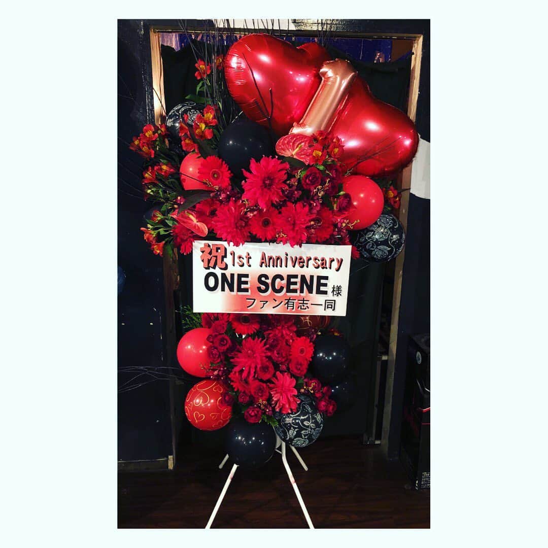 四宮吏桜さんのインスタグラム写真 - (四宮吏桜Instagram)「‪昨日！"ONESCENE memories vol.4"ミニワンマンライブに来てくださって本当にありがとうございます😊‬ ‪今回持ち曲をフルで歌わせていただいて…正直！！体力持つかなぁって思ってたんだけどいざライブするとあっという間だったなぁ😝ww‬ ‪中には初めて聴く曲とかもあったんじゃないでしょうか？🥰‬ ‪近々ONESCENEの曲を簡単にまとめて紹介できたらと思います🙋‍♀️‬ ‪そして！オフ会！！‬ ‪ドタバタでこちらもあっという間のオフ会でしたが…ありがとうございます！！‬ ‪昔話だったり…コアな話だったり…即興でコラボしたり…🤑ゲストさんと対決したり…ww‬ ‪でもあれは致命傷だね笑‬ ‪ちょっと悔しいけん練習してくるね笑笑‬ ‪いつも以上に皆さんとお話ができて本当に良かったです🔥‬ ‪本当はもうちょっと…いや！あと３時間ぐらい！一人一人とお話ししたかったんですが…🙄笑‬ ‪個人的に…映画の話をしてくださる方が多くて…ついつい話し込んじゃいそうでした😝映画の事ならなんでも聴きに来てねん♪‬ ‪そして‬ ‪ついに…ファン名決まりましたね😎‬ ‪その名も"ワンキャス"‬ ‪私達のコンセプトでもある一瞬一瞬を紡いで一つのストーリー、映画を作る、その演者は私達だけでなくファンの皆さんも"キャスト"として作っていくという想いを込めてこのファン名に決まりました🕺‬ ‪ぜひ、この"ワンキャス"をSNSで広めていただいたりツイッター、インスタ名の後ろに、プロフィール欄に書き加えていただければ凄く嬉しいです☺️‬ ‪今回のワンマンライブでもそうですが、今までしてきたONESCENE memoriesのライブに、フラワースタンドや沢山のサプライズを用意してくださって本当に感謝してもしても言葉が足りないくらい幸せです。ありがとう。‬ ‪毎回ね…あれごと持ち帰りたいってめちゃくちゃ思うんです！！だって素敵だもん！w‬ ‪さすがに全ては持って帰れなくてもライブを華やかにしてくれた花達を一本一本摘み取って小さな花束にしていつも持ち帰ってます💞‬ ‪改めて本当にありがとうございます。‬ ‪…さぁ！ついに新時代の幕開けですよ！！‬ ‪Welcome to 令和〜！！😆🌞‬ ‪おいでませ〜 Reiwaaaaaaa‬ ‪令和最初のライブは明日の佐賀でのもくむつライブ！‬ ‪二回ステージなのでぜひGWの想い出に来てはいかがでしょうか？☺️‬ ‪ってなわけで今日も今日とて映画を観るべし！←‬ ‪これからもみなさんにとって素敵な一年になりますように…🥰‬ ‪Thanks! My families"One cas"‬ #ONESCENE #四宮吏桜 #橘紗希 #上乃樺楽  #平成最後の #ミニワンマン #一周年記念  #1stanniversary  #fukuoka  #reflex  #live  #japan  #japanesegirl  #girls  #girlsunit  #flower  #flowerstand  #インスタ映え #いいね」5月1日 9時22分 - rio_s_0221