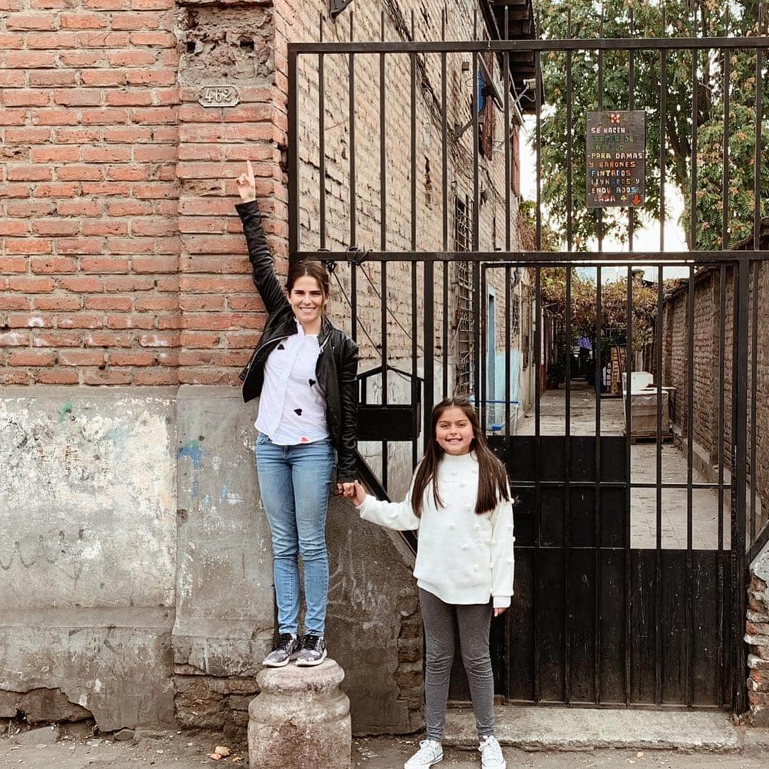のインスタグラム：「Visitar la calle en Santiago donde vivía mi papá de niño fue toda una experiencia. Gracias a mi sobrina Giulianna por llevarme a conocer este lugar tan importante para mi. 🇨🇱 Visiting the street where my dad used to live as a kid in Santiago was a whole experience. Thanks to my niece, Giulianna, for taking me to see such an important place.」
