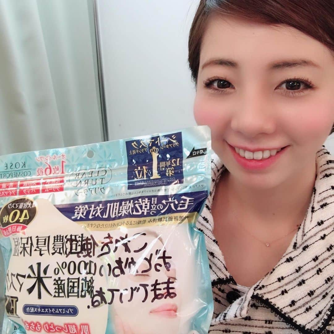 前田まみさんのインスタグラム写真 - (前田まみInstagram)「諸見里さんリーダー公演、8日間ありがとうございました！！ #諸太郎 くんのお母さん役、楽しかったです✨ 絵のプロ😊 #吉田ヒロ にいさんと カッパの😆#森田展義 にいさんと🥒可愛い女の子から、プレゼント🎁 開けてみると…フェイスパック！ そしてメッセージが。 「これを使ってずっとかわいいままでいてね」 ありがとう😭💓大切に使わせてもらうね。 #京都 #祇園花月 #諸見里大介 リーダー #吉本新喜劇 #よしもと新喜劇 #新喜劇」5月1日 9時16分 - koromami24