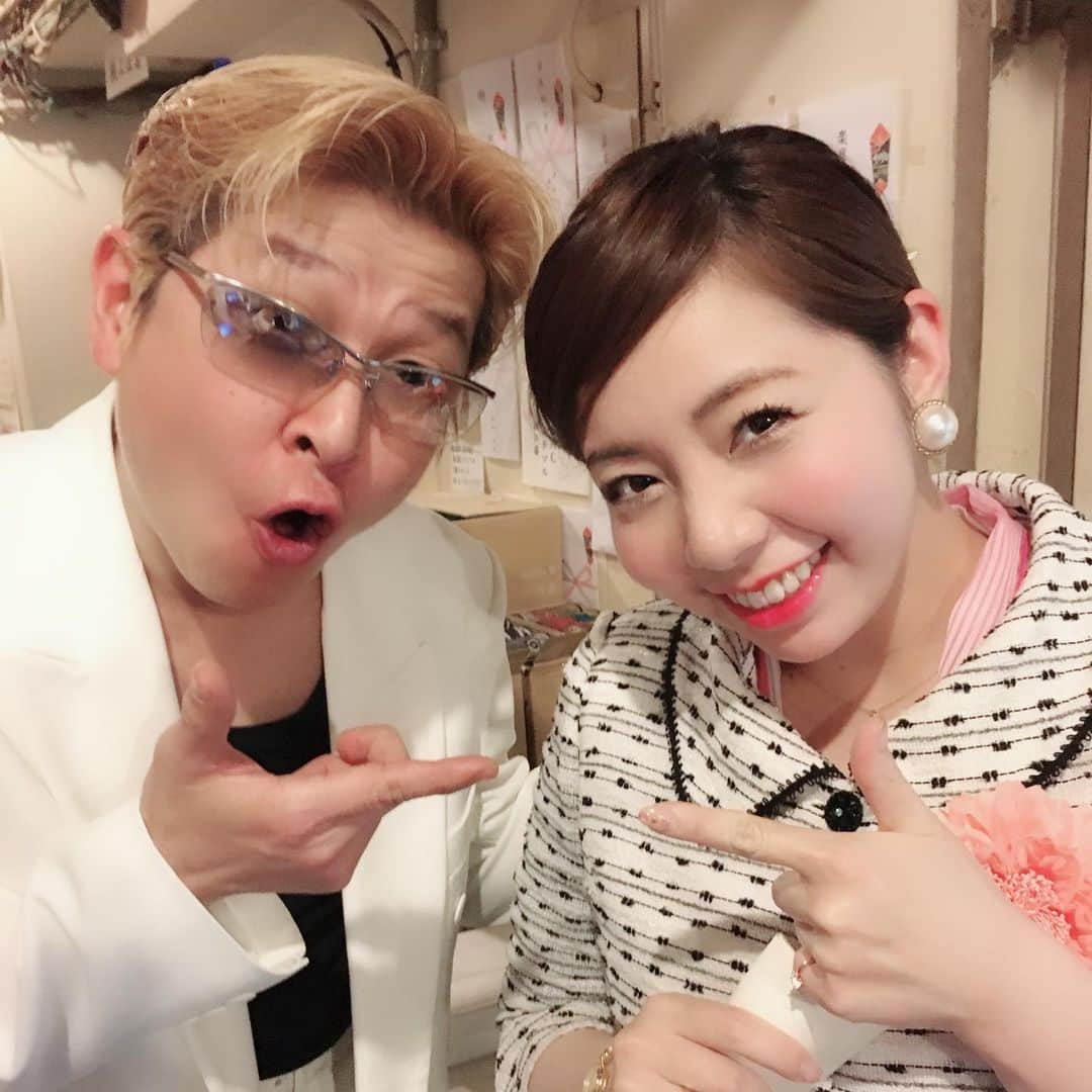 前田まみさんのインスタグラム写真 - (前田まみInstagram)「諸見里さんリーダー公演、8日間ありがとうございました！！ #諸太郎 くんのお母さん役、楽しかったです✨ 絵のプロ😊 #吉田ヒロ にいさんと カッパの😆#森田展義 にいさんと🥒可愛い女の子から、プレゼント🎁 開けてみると…フェイスパック！ そしてメッセージが。 「これを使ってずっとかわいいままでいてね」 ありがとう😭💓大切に使わせてもらうね。 #京都 #祇園花月 #諸見里大介 リーダー #吉本新喜劇 #よしもと新喜劇 #新喜劇」5月1日 9時16分 - koromami24