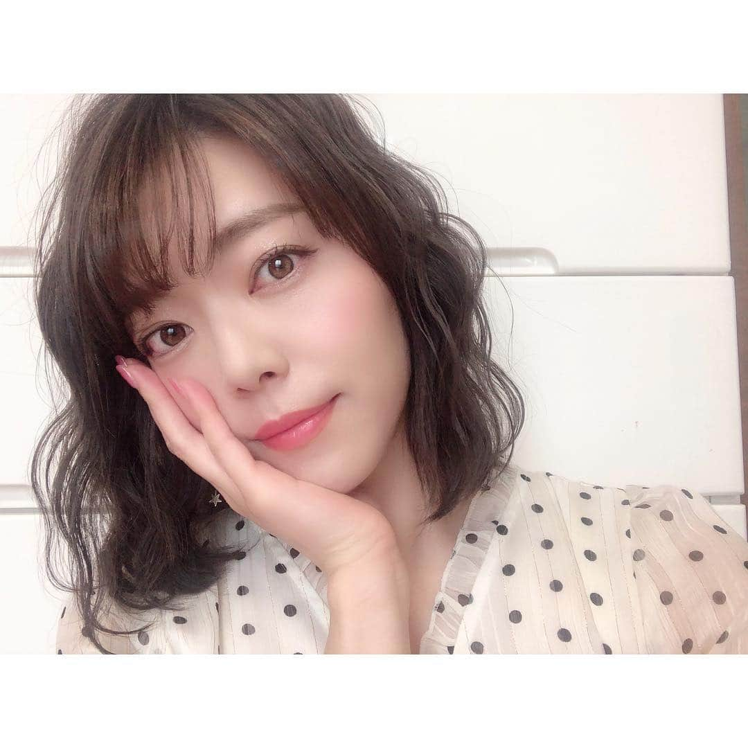 今村仁美さんのインスタグラム写真 - (今村仁美Instagram)「#令和 おめでとうございます♡ 新しい時代も、皆様にとって素敵な時代でありますように🥰 令和 イメチェン🎵ふわふわヘアー✨ どうですかー？😇 カラーは、コバルトブルー×パープルです！私の好みほんと分かってる🥰 bigami 尾海さん、いつもありがとうございます💕 . . . #hair#newgeneration #newhair #selfie#color#虫歯ポーズってやつ#gm#おはようございます」5月1日 9時20分 - imamura_hi