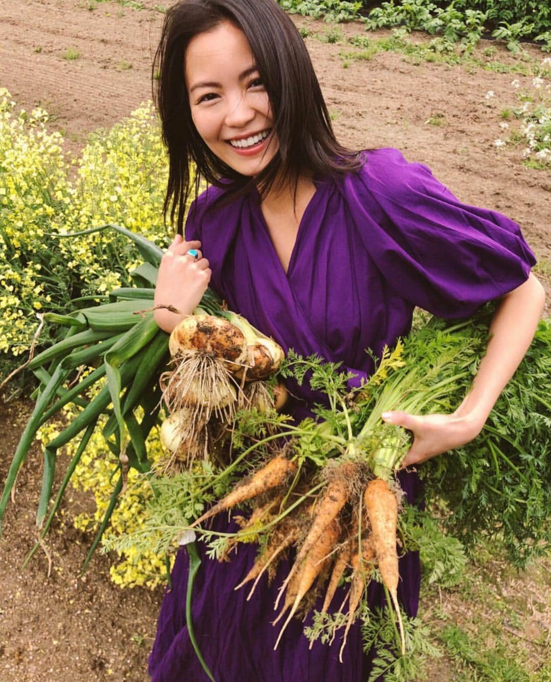 矢野未希子さんのインスタグラム写真 - (矢野未希子Instagram)「おはようございます  朝から畑で野菜収穫🥦🥬 エネルギー強めの野菜たくさん🌍  ゴールデンウィークの恒例となってきた 私と旦那さん両家での合同バーベキュー🧡  お互いの家族が仲良しなのは 本っ当に嬉しい✨  家族ってやっぱ最高🧡  笑いすぎたぁぁ🤣  #今日から令和」5月1日 9時21分 - mikko1104