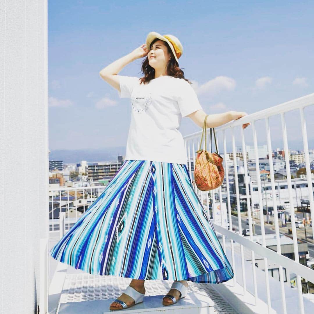 Alinoma公式さんのインスタグラム写真 - (Alinoma公式Instagram)「ㅤ ■Alinomaのカラフルスカートコーデ ㅤ いよいよ令和がスタート！ この青空のような、晴れやかで明るい時代になりますように。 ㅤ トレンドのロング丈の存在感抜群のスカートはチチカカの新作。Tシャツは昨年の夏に実施したAlinomaオリジナルTシャツデザインコンテストで入賞した、文化学園大学の吉田夏生さんのデザインです！ㅤ ㅤ ————*coordinate *———— ㅤ *Tシャツ：#alinoma →L～10L展開 ㅤ *スカート：#titikaka →3L～5L展開 ㅤ *帽子：#grace ㅤ 〉〉モデル：ふーみん @remnantfumi →3Lサイズ着用 ㅤ ——————————————— URL 〉〉https://bit.ly/2PwtN2D ——————————————— ㅤ ⇒気になった商品の詳細はプロフィールのURLにありますよ♪ @alinoma_official ㅤ #アリノマ  #ぽっちゃり #ぽっちゃりコーデ #ラファコーデ #夏コーデ #夏ファッション #ぽちゃかわ #今日のコーデ  #Tシャツ #スカート #大きいサイズ ㅤ #alinoma #instagood #plussize #summer #tshirts #plussizemodel #plussizefashion #pochative #code」5月1日 9時31分 - alinoma_official