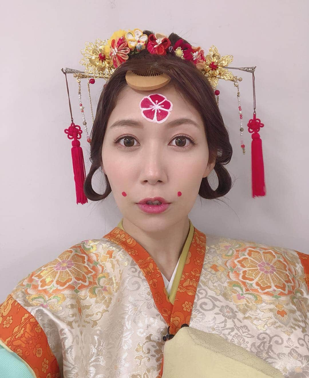 穂川果音さんのインスタグラム写真 - (穂川果音Instagram)「天平衣装に合わせたヘアスタイル（╹◡╹） メイクさんが、色々アレンジしてくださりました♡ （╹◡╹） #アベプラ #abematv  #weather #weatherforecast #気象予報士 #穂川果音 #instastyle #instahair  #ヘアアレンジ #ダウンスタイル  #hair #hairstyle #hairarrange #ほかのん #hairstyles #wavehair #hairstyling #おしゃれ #cosplay #コスプレ #天平衣装 #奈良時代 #令和 #reiwa」5月1日 9時28分 - hokawakanonn