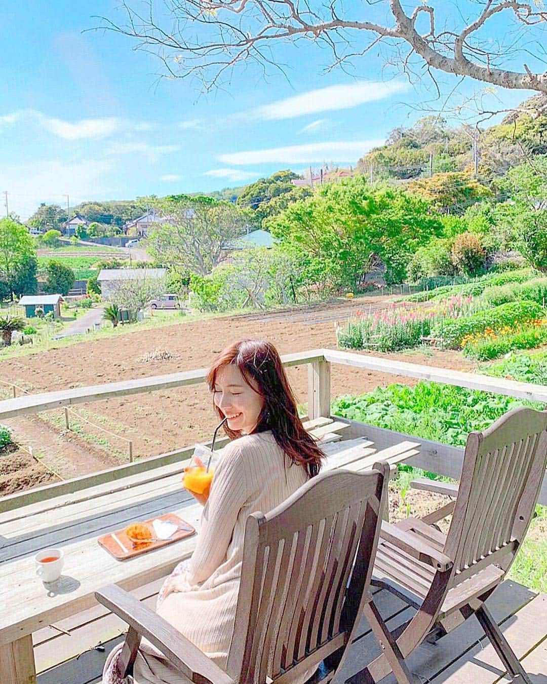 のインスタグラム：「* GWの湘南穴場スポット☕️🌿 新緑眺めながらのオレンジジュースキモティー🌳☀️🍊 ドッグランもあるからワンワンがワンサカ🐶 令和最初の旅はポルトガル🇵🇹です🤤✈️ お勧め教えて下さーーい🙏❤️」