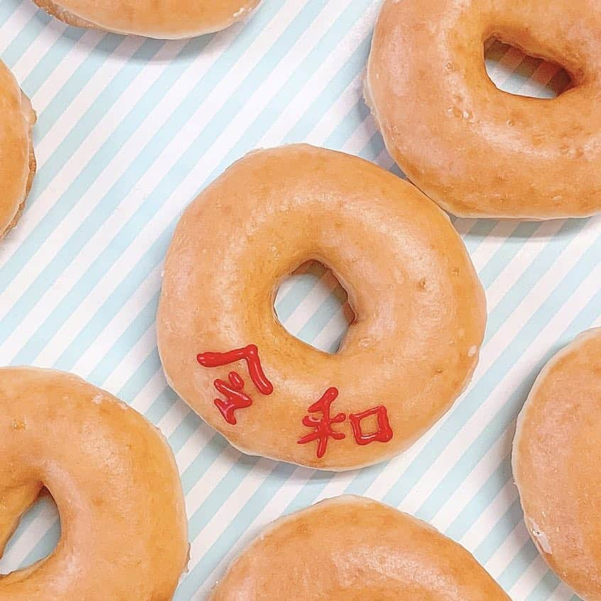 クリスピー・クリーム・ドーナツ ジャパンさんのインスタグラム写真 - (クリスピー・クリーム・ドーナツ ジャパンInstagram)「✨🍩令和🍩✨ 新しい時代の幕開けです❗ . これからも皆さんの毎日に、 ”Little Joy = 小さな喜び”をお届けいたします。 . #ドーナツ で #令和 をお祝い🎵 . #krispykreme  #クリスピークリームドーナツ  #ドーナツ」5月1日 9時37分 - krispykremejapan