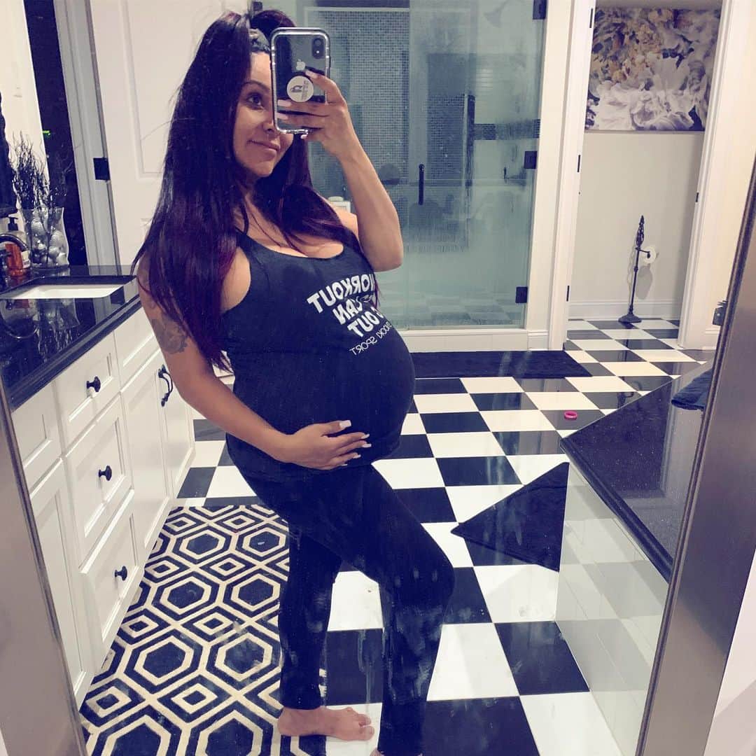 ニコール・ ポリッツィのインスタグラム：「Almost time to meet you, Nugget! #Angelo #KidsFingerPrints #IDCAnymore #ImReadyForYouBaby」
