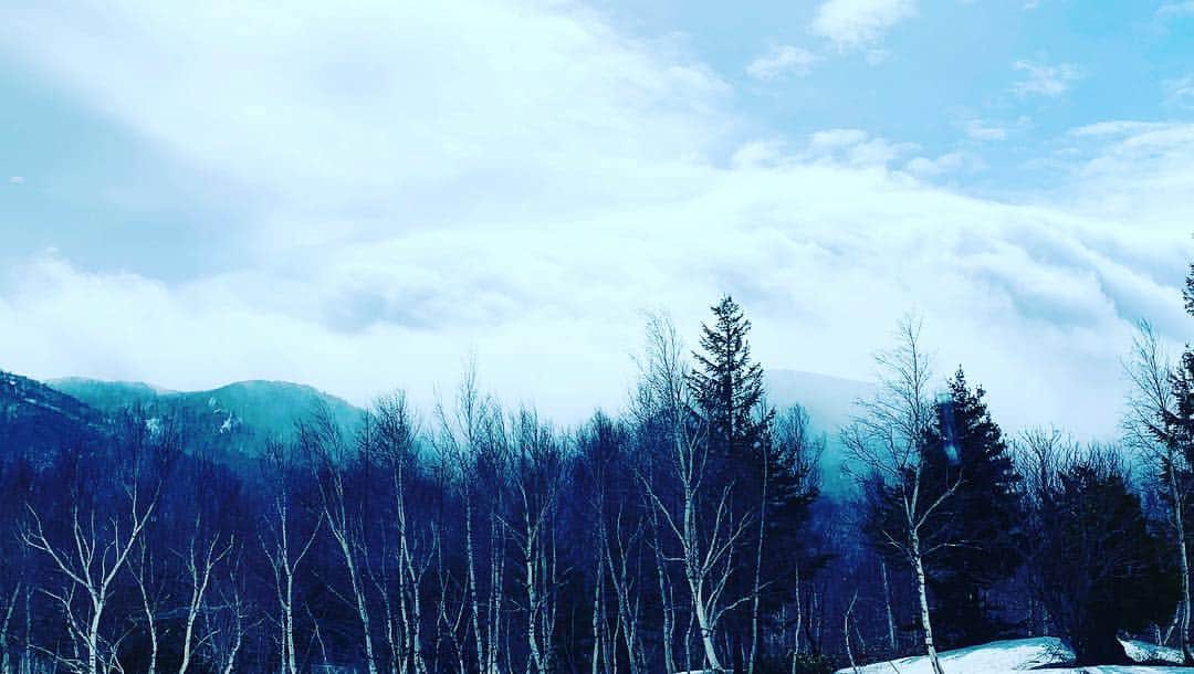 真樹麗子さんのインスタグラム写真 - (真樹麗子Instagram)「good-morning☀️ #skilover #instagood #ski #feelsoalive#仲良しファミリー#スキー部#雪育 #切磋琢磨#早朝スキー楽しく滑れました⛷」5月1日 9時49分 - makiofficial_0718