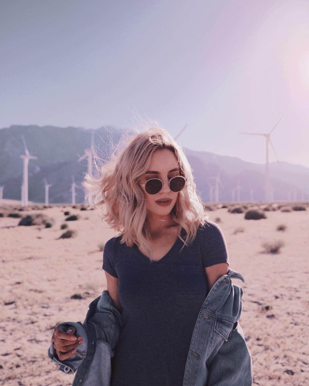 のインスタグラム：「Cutting off my hair has meant getting to rediscover my style with each new season and it’s been hella fun🌸 Currently obsessed with my new @Bonlook summer sunnies. Spot them and my other fav styles in my latest updated spring office makeover now LIVE ☀️ #MyBonlook #Ad 📸 @arthurtparra」