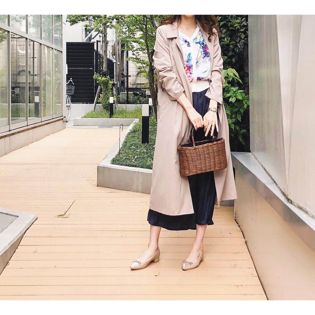htrkmkのインスタグラム：「* この前 吉祥寺にお散歩に行った時の🚶‍♀️ 水彩の花柄カーデは 色を沢山使ってるのに 水彩調なので 派手すぎず甘すぎず 大人にぴったりな華やかさに 一目惚れ♡😍 * 去年くらいからトレンドの サテン調スカート いくつか持ってますが… 遂にGUからも登場🙌 ストンとした落ち感や 控えめな光沢感が大人っぽく きれいめにもカジュアルにも 合わせやすいです✨ * tops @joint_space  skirt @gu_global  coat @teany_ec  bag @jungle_jungle_jgcollection  #r_fashion  shoes @amiami_shoes *」