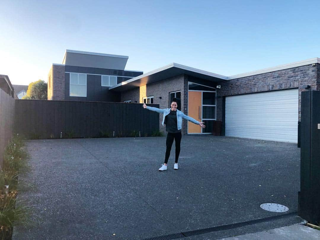 Sophie Pascoeさんのインスタグラム写真 - (Sophie PascoeInstagram)「Had an investment plan in my last year at high school and purchased my first house/investment at the age of 19. I have loved slowly making this house into my own home with the help of so many hands, (you all know who you are..thankyou.) Along with creating/making lots of memories at this place. However today after living here for 7 years, still keeping this place as an investment property, I move out and say goodbye, not forever but goodbye for now! 👋🏼 #firsthome #investment #futureplanning #goalsetting」5月1日 10時02分 - sophpascoe1