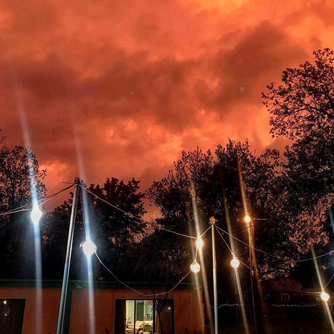 ウェイン・コインさんのインスタグラム写真 - (ウェイン・コインInstagram)「Crazy Blade Runner sky in OKC right now!!!!」5月1日 10時19分 - waynecoyne5