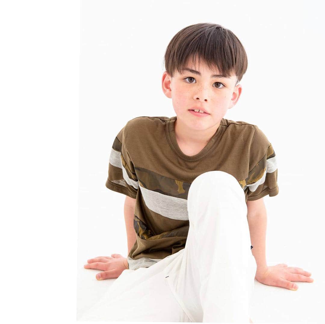 TAPPETのインスタグラム：「いつもTAPPET をご愛顧頂きありがとうございます。 平成から令和へ、、、⭐️時代が変わってもいつまでも皆さまに愛されるブランドでありたいと思います。 素敵な💛お写真を頂いたのでpost!!! 柔らかな素材でラフに来ていただける素材のTシャツとアンクル丈パンツ👖 どちらも店頭販売中！  切り替えボーダーTシャツ 90-150 ¥3600税別 アンクル丈ストレッチチノパンツ  90-150 ¥4900税別」