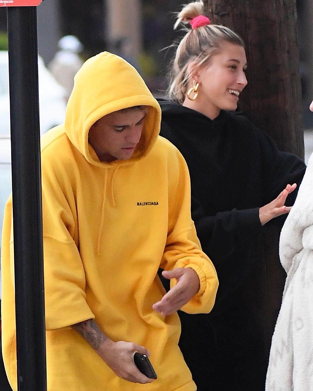 Just Jaredさんのインスタグラム写真 - (Just JaredInstagram)「@justinbieber & @haileybieber step out for the day with their cute little pup Oscar! #JustinBieber #HaileyBieber Photos: Splash」5月1日 10時26分 - justjared