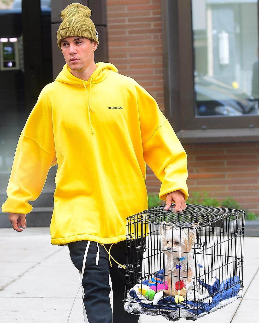 Just Jaredさんのインスタグラム写真 - (Just JaredInstagram)「@justinbieber & @haileybieber step out for the day with their cute little pup Oscar! #JustinBieber #HaileyBieber Photos: Splash」5月1日 10時26分 - justjared