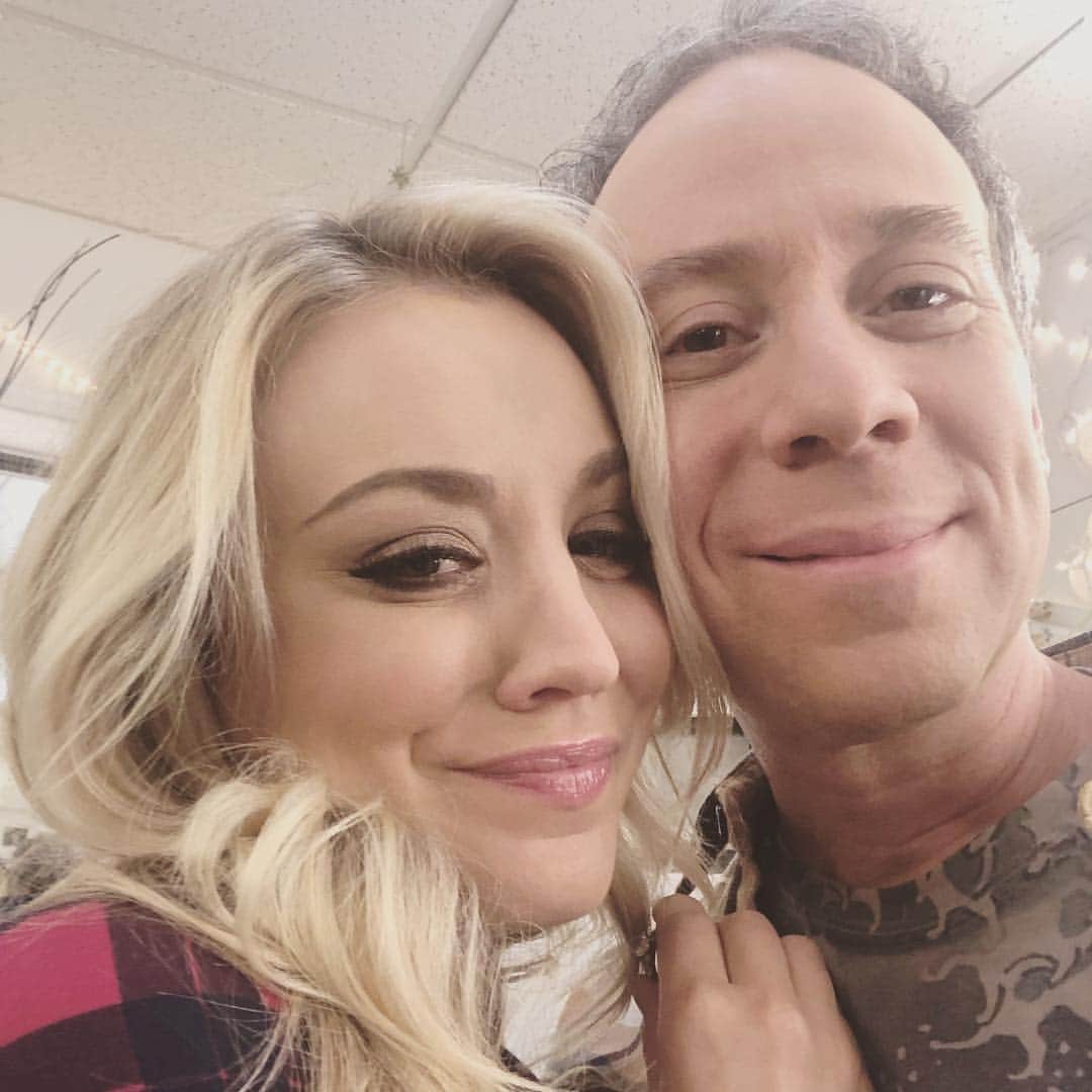 ケヴィン・サスマンのインスタグラム：「Do @kaleycuoco and I look like we’re keeping it together? Took this right before our final speed read. Before our final taping. Before my final emotional breakdown. Gonna miss working with Kaley so much. Sometimes you get to work with an actor that's so thoroughly in the moment that you can look to them at any time to ground you - Kaley has been that for me for eleven years. ❤️」