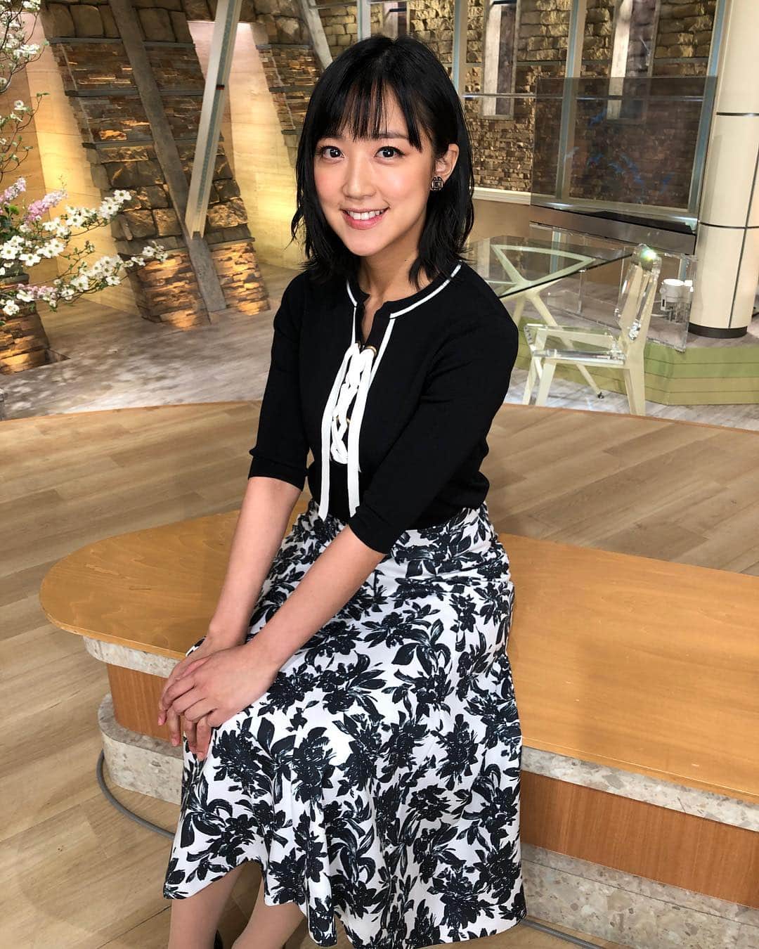 竹内由恵さんのインスタグラム写真 竹内由恵instagram 令和の時代が始まりました 今のところ日常が一転することはないけど 振り返ったらこれからいろんな変化があるんでしょうね さて 変わらず 先週の衣装を載せさせていただきます 1枚目 ブラウス