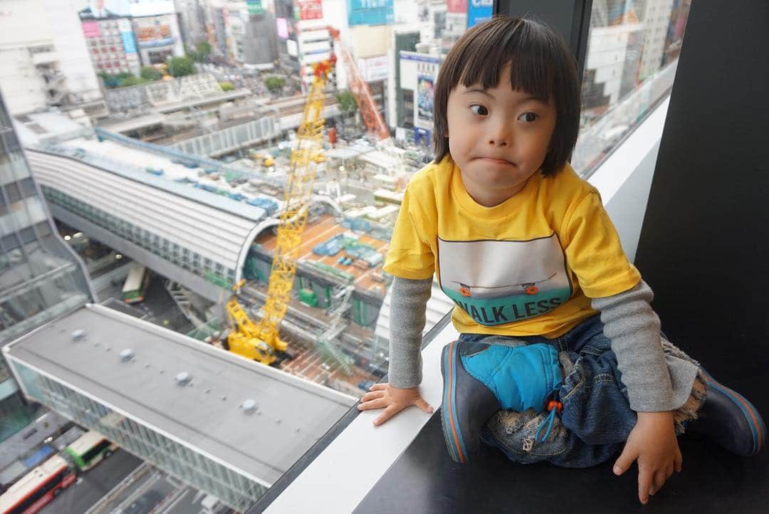 龍円愛梨さんのインスタグラム写真 - (龍円愛梨Instagram)「ヒカリエ9階から。電車、バス、クレーン車が見えて、乗り物好きの子にはたまらないかもです。ニコは動物が好きなので、あまり興味なさそうですが^o^  #hikarie #ヒカリエ #渋谷 #ダウン症 #スペシャルニーズ #ゴールデンウィーク」5月1日 10時46分 - airi_ryuen