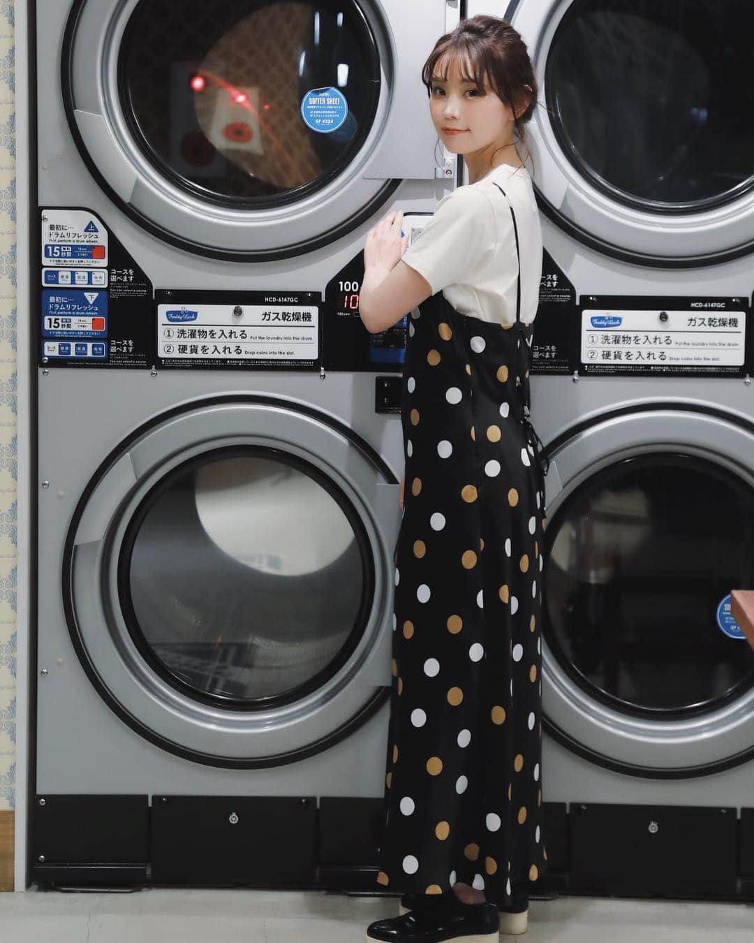林村ゆかりのインスタグラム：「令和、新しい気持ちと言う意味で洗濯機！（こじつけ） 好きなコインランドリーです❤︎洗剤入りで洗えるんだけど、とっても良い香りなんです🥰 ⠀ 昨日の深夜は、色んなところで平成越しおめでとう蕎麦でも食べたいと思ったくらいの盛り上がりみたいでしたねー🥳 ⠀ ⠀#ootd トップス、ワンピ #jilky ⠀ ⠀ ⠀  #cordinate #コーディネート#コーデ#selfie#自撮り#春コーデ #春コーディネート#春服 #夏服#大人カジュアル #大人コーデ #大人かわいいコーデ#きれいめカジュアル#takashihirama」