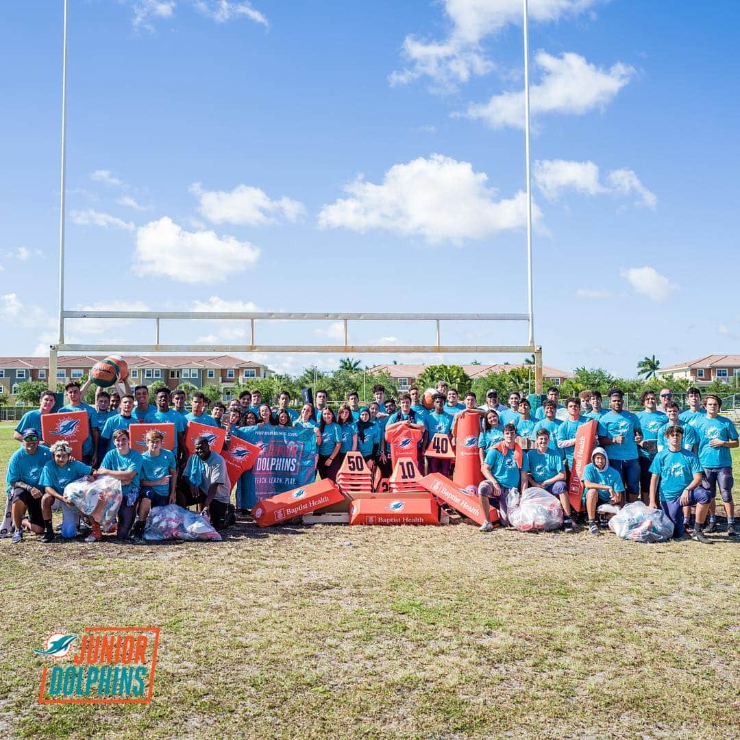 マイアミ・ドルフィンズさんのインスタグラム写真 - (マイアミ・ドルフィンズInstagram)「Day well spent with Ronald Reagan Doral high school! We surprised the football and girls flag football teams with new equipment! #TeamworkAtWork #DolphinsHuddleFor100」5月1日 10時57分 - miamidolphins