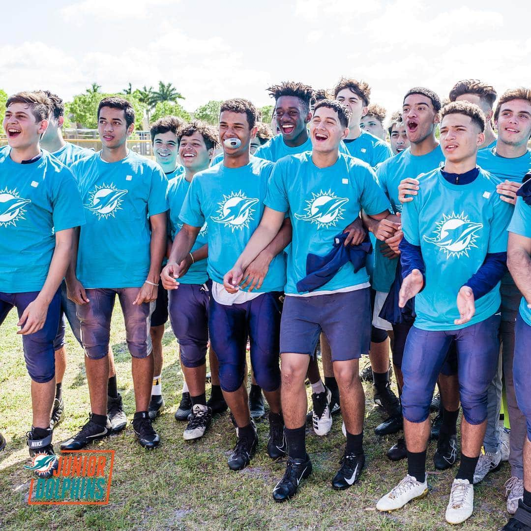 マイアミ・ドルフィンズさんのインスタグラム写真 - (マイアミ・ドルフィンズInstagram)「Day well spent with Ronald Reagan Doral high school! We surprised the football and girls flag football teams with new equipment! #TeamworkAtWork #DolphinsHuddleFor100」5月1日 10時57分 - miamidolphins