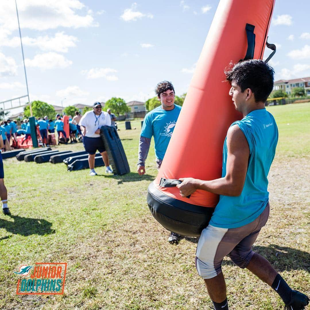 マイアミ・ドルフィンズさんのインスタグラム写真 - (マイアミ・ドルフィンズInstagram)「Day well spent with Ronald Reagan Doral high school! We surprised the football and girls flag football teams with new equipment! #TeamworkAtWork #DolphinsHuddleFor100」5月1日 10時57分 - miamidolphins