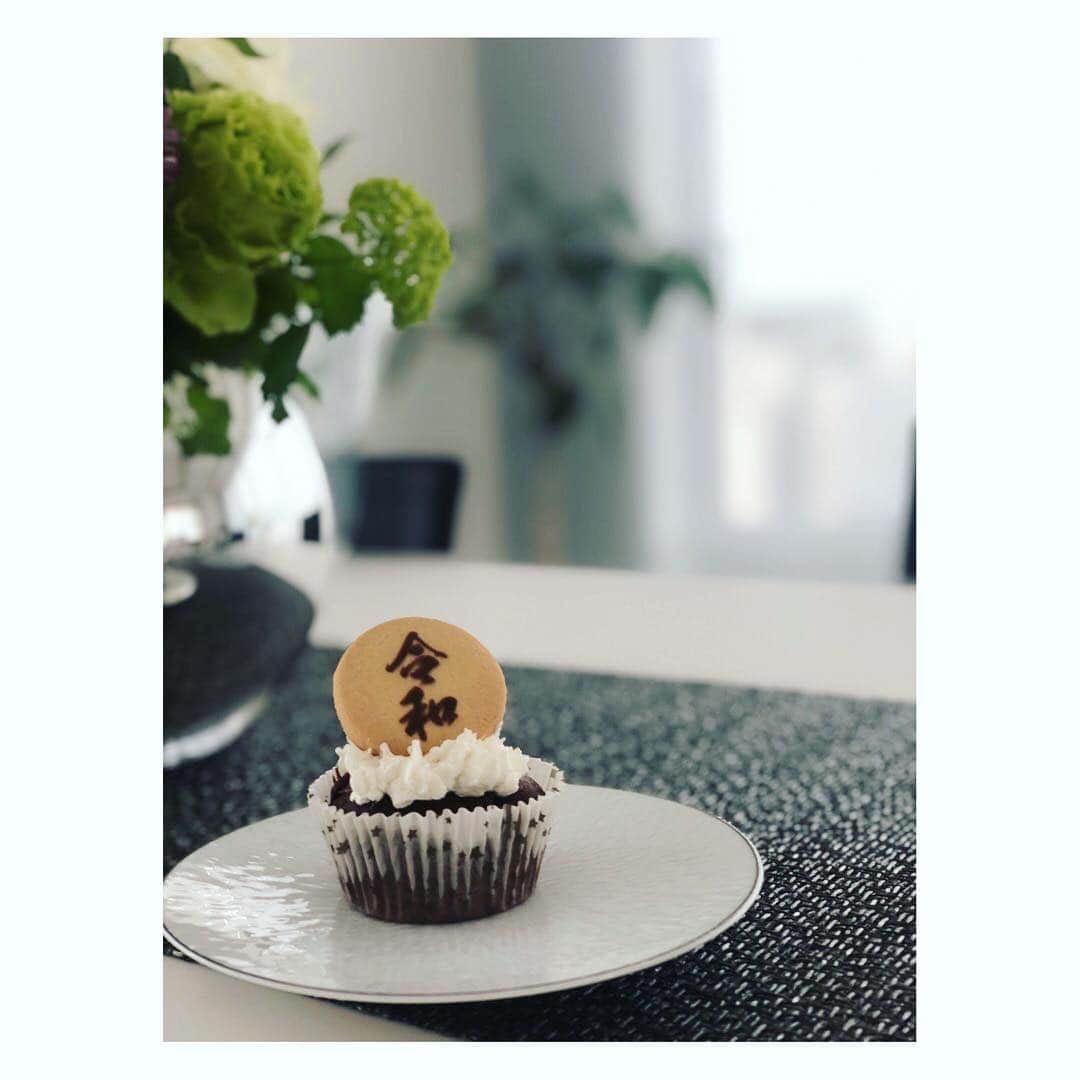 望月理恵さんのインスタグラム写真 - (望月理恵Instagram)「焼いたカップケーキに 令和クッキーを乗せて みました！  新時代もよろしくお願いします。 #令和 #乗っかってみました！ #新時代も乗っていきたいです☺️ #朝ごはん #令和が平和でありますように」5月1日 11時06分 - mochiee28