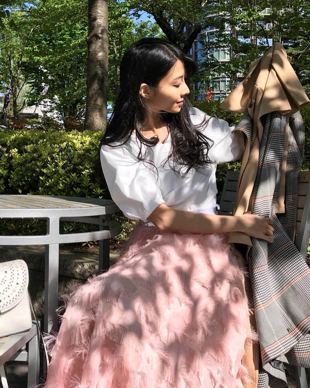 中村祐美子さんのインスタグラム写真 - (中村祐美子Instagram)「transition from Heisei to Reiwa🇯🇵 we ended 30-plus years of the Heisei Era... feel a bit sad somehow😢 goooood bye Heisei...👋🏻 . おはよう㊗️令和。 だけど、平成生まれの私は少しさみしいな。 . やっと40度の熱から解放され、久々にお出かけすることができました！ お仕事以外は外出を控えてたから嬉しい〜😂❤️ 健康大事・・！ 遅ればせながらゴールデンウィーク気分であふれる街中は最高にるんるんしててなんだか幸せだ〜☺️❤️❤️ . 久々の外出着は、ふわふわの羽みたいなスカートをメインに。 病み上がりだから、身体冷やさないようにチェックがお洒落なコートもちゃんと着ました😌 でも今日めちゃめちゃ暑いな☀️笑 どちらも @lilyboutique_official のもの。 トップスは見えないけど、バックスタイルがかわいい @elendeek のものです💡 . #さよなら平成 #令和 #令和元年 #japan #日本 #tokyo #東京 #fashion #fashionist #fashionaddict #ファッション #ファッションコーデ #韓国ファッション #ファッション好きな人と繋がりたい #コーディネート #今日のコーデ #植物のある生活 #緑のある暮らし #plantstyle #plantlife #plantsarelife #写真が好きな人と繋がりたい #写真好きと繋がりたい #写真好きな人と繋がりたい #photooftheday #photostagram #photooftheweek」5月1日 11時01分 - yumikonakamura.jp