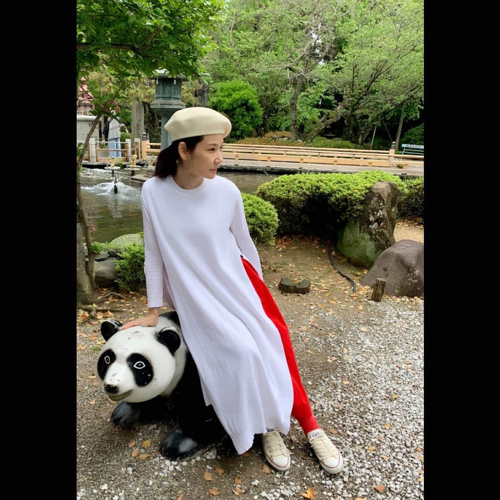 吉田羊さんのインスタグラム写真 - (吉田羊Instagram)「やあ。  元号も新しくなったので、  気持ち新たに、  いつも通りのポストを。  GWの10連休。 むしろ時間がありすぎて 持て余しているそこのあなたに、 暇つぶしの 羊プライベートコーデ。 〜ウエストギャザーパンツ編〜  白黒コーデは、 吉田羊×Veritecoeur×リンネルの ●ウエストギャザーパンツ黒 ●コットンタートルネックの白 ●ロールヘムのハイソックス ミント  白赤コーデは、 吉田羊×Veritecoeur×リンネルの ●ウエストギャザーパンツ赤 ● Veritecoeurさんのクルーネック長袖カットソー ● ロールヘムのハイソックス赤  を合わせています。 各商品の詳細は、 プロフィールのリンクから ご覧ください。 （クルーネックはヴェリテさんのサイトでチェックしてね）  #光合成だいじ #パンダ #いやハッシュタグパンダて」5月1日 11時01分 - yoshidayoh_official