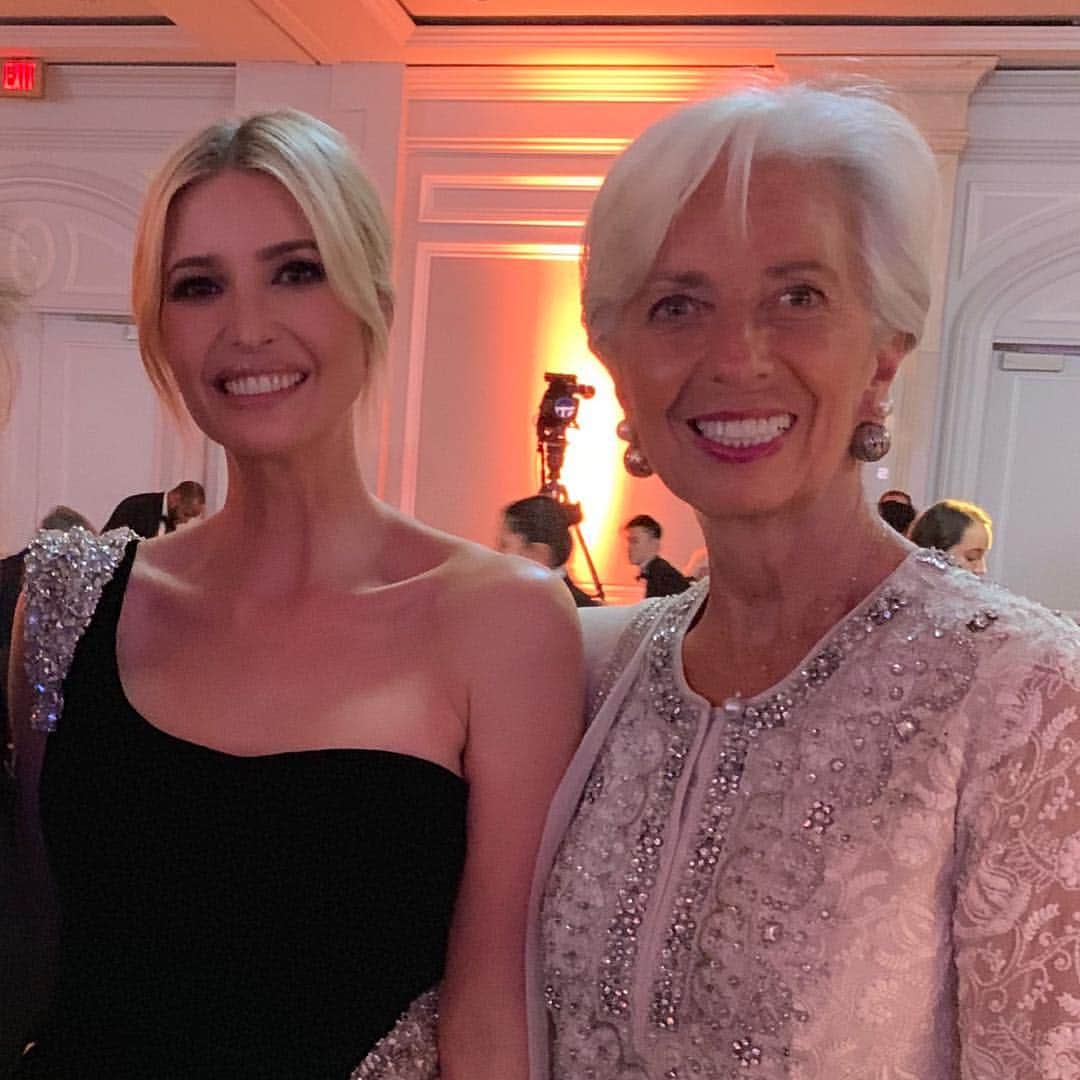 イヴァンカ・トランプさんのインスタグラム写真 - (イヴァンカ・トランプInstagram)「It was an honor to introduce Mme Christine Lagarde as she received the Atlantic Council’s 2019 Distinguished International Leadership Award.」5月1日 11時08分 - ivankatrump