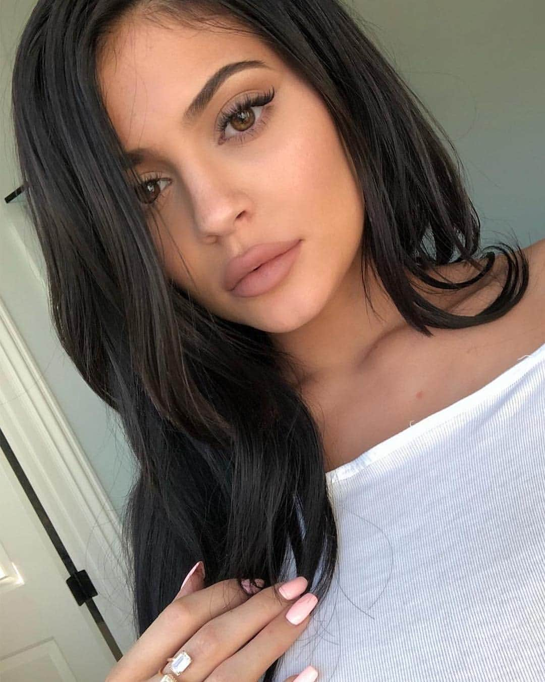 Kylie Cosmeticsさんのインスタグラム写真 - (Kylie CosmeticsInstagram)「Get Kylie Jenner’s look NOW! 🌸✨」5月1日 11時08分 - kyliecosmetics