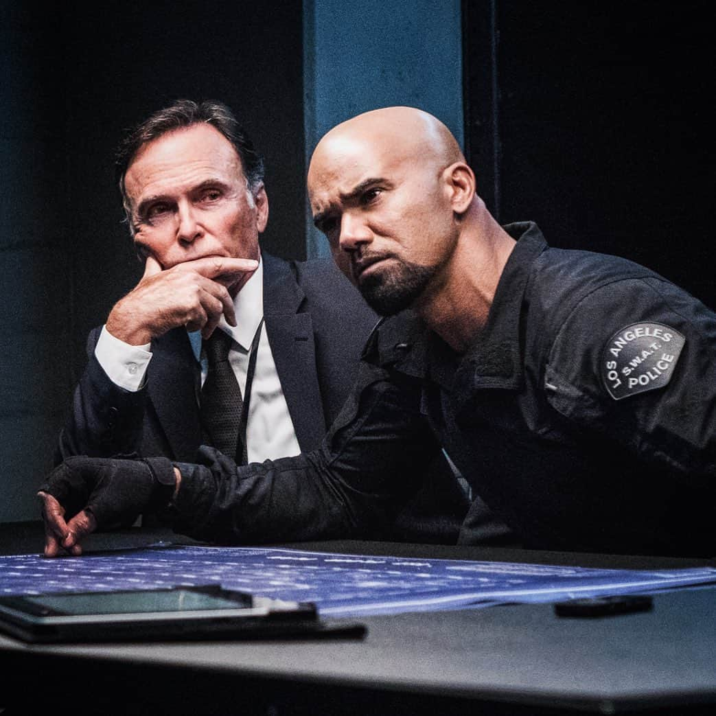 シェマー・ムーアさんのインスタグラム写真 - (シェマー・ムーアInstagram)「THIS IS NOT A GAME 😡😡 ... All new #swat this Thursday 10/9c on CBS #rollswat  #lapdswat 🔥💣💥」5月1日 11時16分 - shemarfmoore