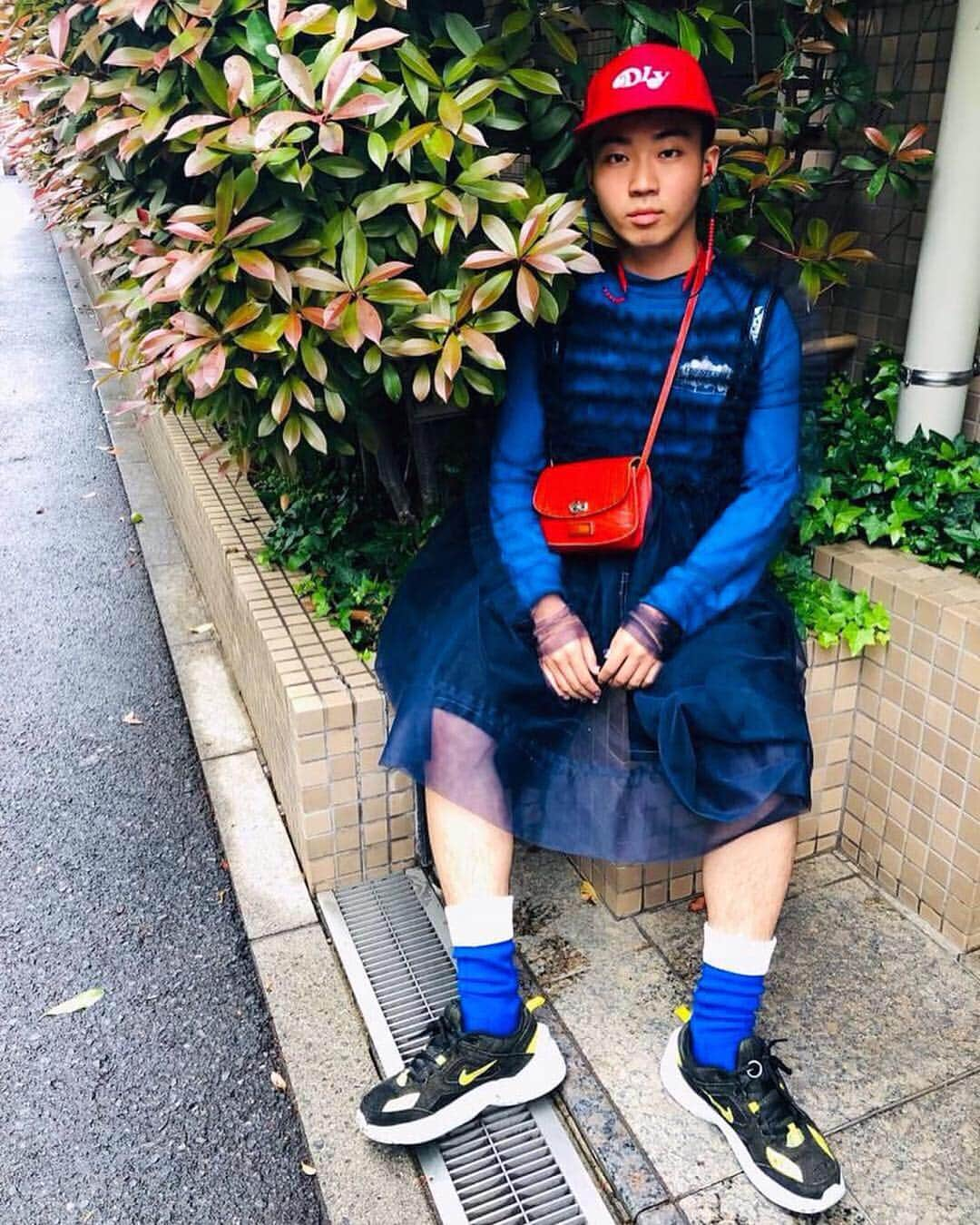 清水文太さんのインスタグラム写真 - (清水文太Instagram)「なーんにも、変わらん5/1。だけど、少し変わった気もする5/1。  今、完全にめまぐるしい気圧にやられてるのと、いろんな考え事をしていて、布団の中で寝ていますが、改めて大切な人たちに囲まれて生きているのだなと実感しています。落ち込むこととか、悩むこともあるけれど、自分なりに進めたら、いいや。そして、その素敵な人たちに何か与えられる人間に、なれたらいいな。それも 僕はお節介だから、指摘しあえる間柄の。  筋トレして、歯磨いて、顔洗って、トイレして、着替えて、外に出る。 パン買って、ご飯食べて、ジムに行って、友達と会って、仕事して、仕事して、曲作って、また1日終えて。 そんな毎日をまた、生きます。  頑張るぜー  1枚目の写真はおいちゃんが撮ってくれた。バーでの写真はくみさん。 昨日は、相対性理論のライブに行った後に新宿へ。令和カウントダウンは、ポールダンサーのくみさんが急遽ママをやっていたバーで迎えたよ。好きです。」5月1日 11時25分 - bunta.r