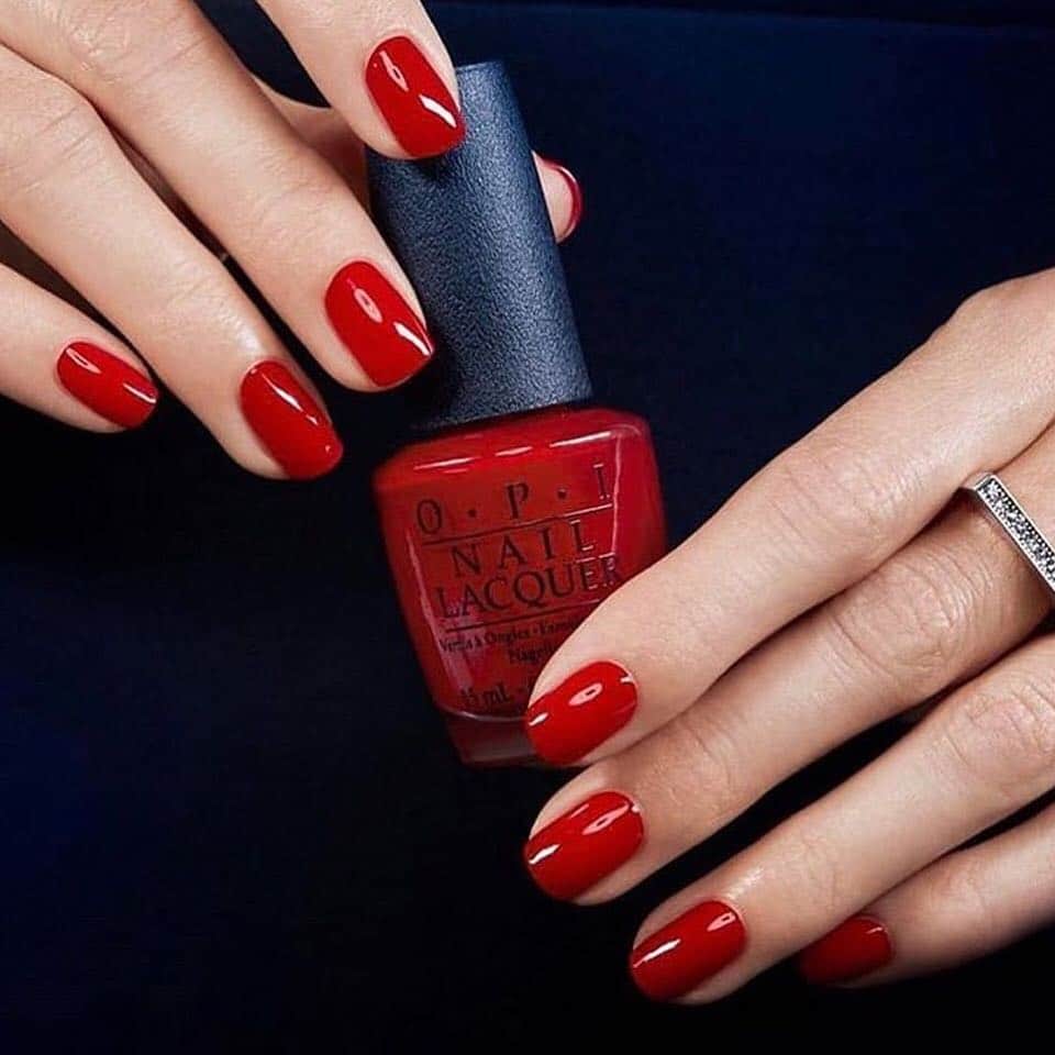 OPIさんのインスタグラム写真 - (OPIInstagram)「Who's being bold this week and wearing red?! ❤️ #ColorIsTheAnswer #OPIObsessed #BigAppleRed @linealinapaparella #notd #rednails #strongnails #squarenails」5月1日 11時20分 - opi