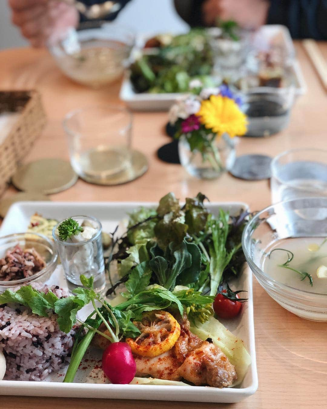 大橋菜央さんのインスタグラム写真 - (大橋菜央Instagram)「One of my favorite Naoshima lunches 🥗 . . . 瀬戸内食材や地元野菜たっぷりの 美味しかった直島ランチ🍴 . メインを選んでワンプレートにカラフルに盛りつけられる季節のスペシャルランチにお腹もココロも大満足😋❤️ . ご馳走さまでした🙏✨ . . #直島ランチ #直島カフェ #aproncafe #naoshima #直島 #瀬戸内芸術祭 #gw2019 #10連休 #瀬戸内島めぐり #赤ちゃんとお出かけ  #naoliving_naoshima #naoliving_travel」5月1日 11時27分 - naoliving