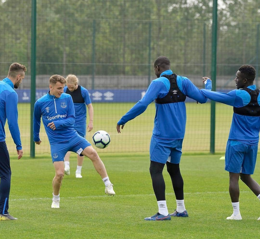 リュカ・ディニュさんのインスタグラム写真 - (リュカ・ディニュInstagram)「Always smiling 😁🔵 #EFC #enjoy #football #training」5月1日 22時29分 - lucasdigne