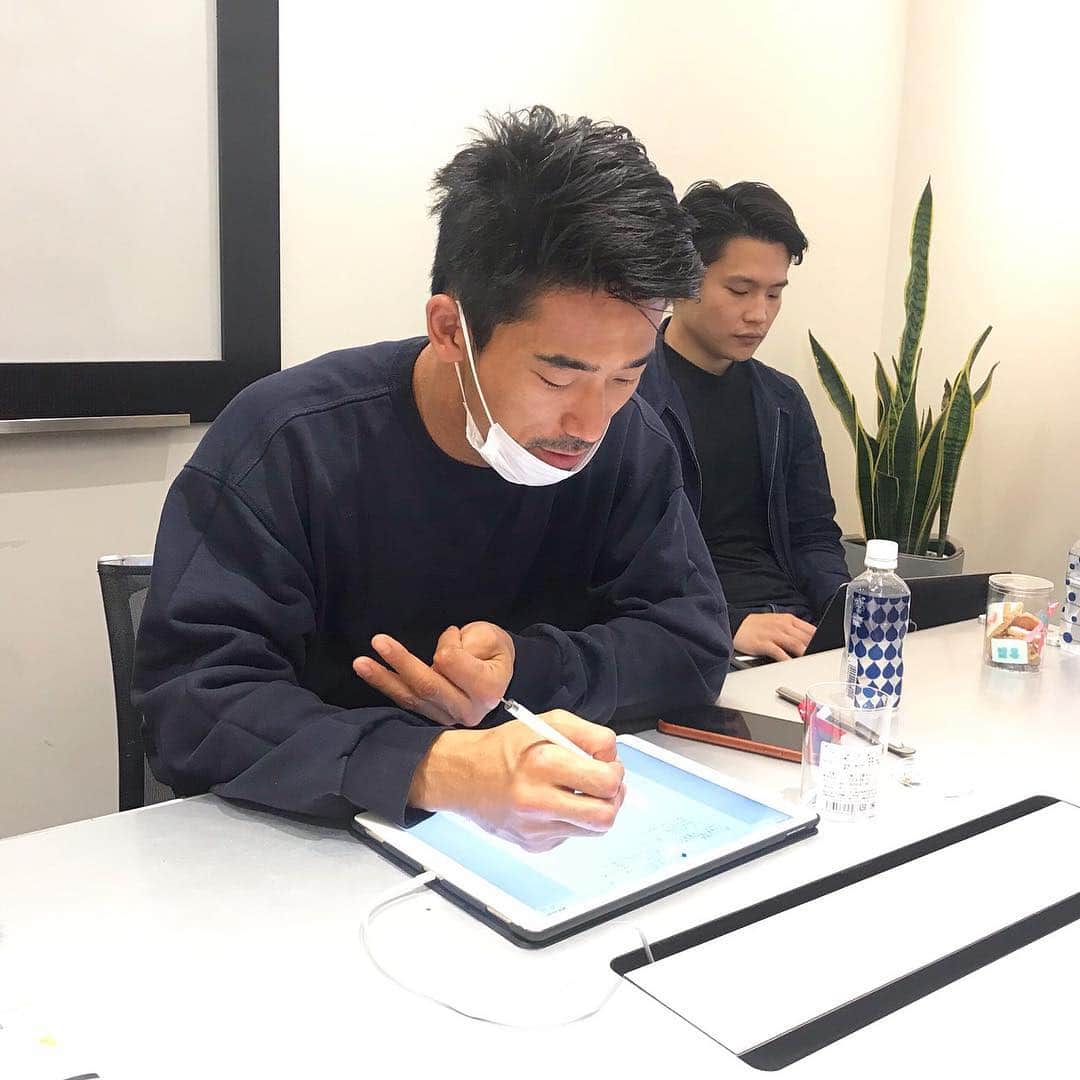 のインスタグラム：「令和元年おめでとうございます。 平成を振り返ってみると、あらためて色んな方々に支えられていまの自分があるなと感じます。本当に感謝です。 さらなる成長で、みなさんの期待に応えていきたい。そんな思いをカタチにするべく、こんな企画を始めてみました。 【 #小林直己と100の視線 】  いつも近くで支えてくれている仲間、旅先で出会った方、仕事でお世話になった方々など…100人の皆さんの視点から、僕、小林直己の日常を切り取ってもらう企画です。 見切り発車なので、どんな方に写真を撮ってもらうことになるか、自分でもまだ全くわからないのですが、楽しみにしていてください。僕も、どんな小林直己が映し出されるのか、楽しみにしています。 【#小林直己と100の視線 1/100 】 会議室で打合せ、プランナーさんの視線。 #ApplePencil 愛用中。デジタルを駆使しつつ、結局メモは手書きがいい。  It is so joyous to get into the new Japanese era and calendar REIWA. Looking back the past era “HEISEI”, I couldn’t appreciate more the support from you, all the people I’ve met. Thanks to you, I am who I am. I want to live up to your expectations through showing even better myself. That’s how I came to start this project. 【 #NaokiKobayashiandHowpeopleseemein100ways】  I’ll be sharing how I look from my buddies who are always by my side, people who I meet on the road, or business partners... in 100 people’s perspectives. I’ll have each of them take photo of me in their unique ways. Now I’ve just dived in this plan so I don’t know how it’s gonna come out. But I’m sure it’s going to be fun! I’m also excited to see what kind of Naoki Kobayashi I’m going to witness. 【#NaokiKobayashiandhowpeopleseemein100ways 1/100】  Meeting in a conference room. Taken by a PR planner. #ApplePencil is nice. Digitals don’t hate me, but I need wrighting action for notes after all.  #EXILE #三代目JSOULBROTHERS #三代目JSOULBROTHERSfromEXILETRIBE #三代目JSB #三代目 #3jsb #ldh #小林直己 #NaokiKobayashi」