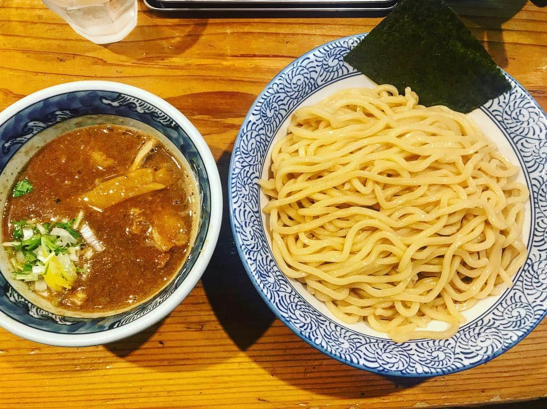 コン・テユさんのインスタグラム写真 - (コン・テユInstagram)「令和になりはじめての食べ物はつけ麺でした。 そして、ありがとう平成の雰囲気の中、平成ともお別れか…という時に、はじめての出会いがありました。 その出会った相手というのは  チリコンカン。  自分だけ知らなくて、一緒の席にいた人達に聞いたのですが、なんとも説明が難しいらしく、なかなかピンとこなかったので、頼んでみようってことになり、チリコンカンとはじめましての挨拶をしました。 ありがとう平成。 はじめましてチリコンカン。 よろしく令和。  そんな時代の変わり目を過ごしました。  皆さんの令和初の食べ物はなんでしたか？ どんな瞬間を迎えましたか？  メニューにはチリコンカンと書いてありましたが、本当はチリコンカーンなの？  #平成 #令和 #ありがとう平成 #はじめまして #チリコンカン #チコンカーン」5月1日 22時22分 - teyu_