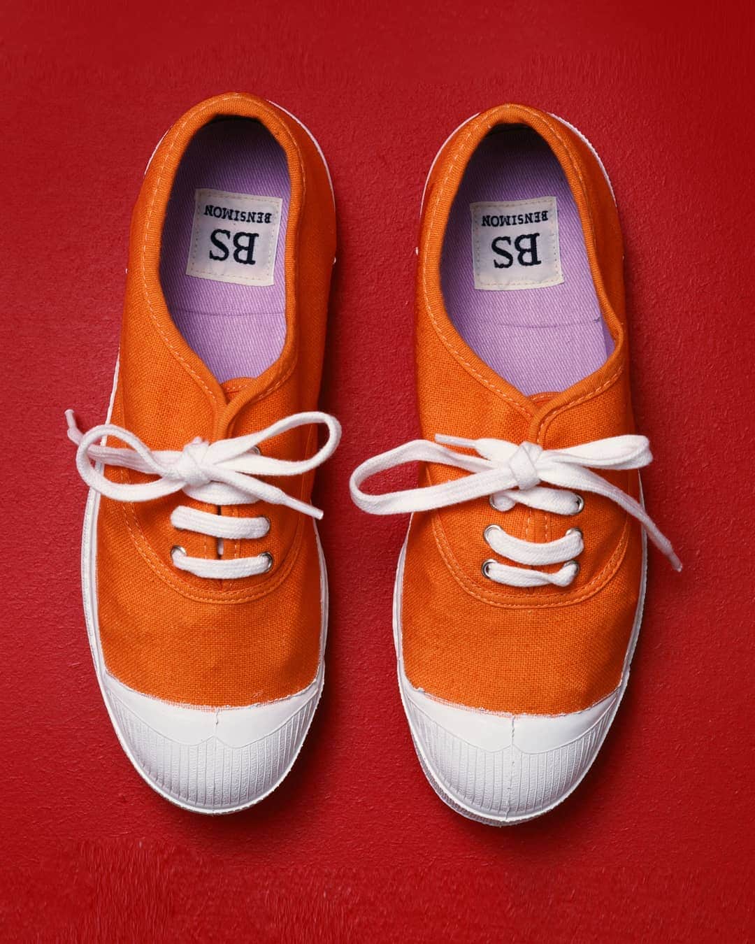 ベンシモンのインスタグラム：「- Les années 1990 -  La tennis Bensimon édition 1995 prend de la couleur à l’intérieur et à l’extérieur. 🇬🇧 - 1990's - The 1995 edition of the Bensimon tennis sneaker had color inside and outside. #bensimon40 #bensimonanniversary」