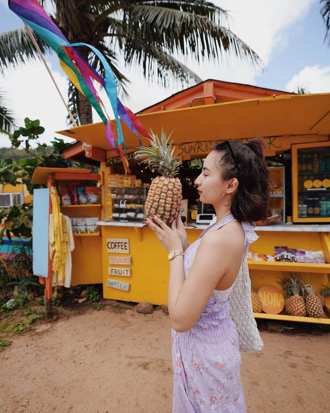 Julia Castroさんのインスタグラム写真 - (Julia CastroInstagram)「NorthShoreにあるオススメグルメ🍍🍍🍍🍍🍍 Giovanni'sのガーリックシュリンプは美味しすぎて何度も食べに行っちゃった。 シオネちゃんに教えてもらったの♥︎ ずっと行きたかったSunrise Shackはすっごく可愛いしバナナ好きにはMonkeyBowlが最高すぎた🍌🍌🍌🐒 是非今日載せたYouTube参考にしてみて！ * #HAWAII #northshore  #waikiki #honolulu  #oahu #trip #travel #garlicshrimp  #giovannis #shrimp #thesunriseshack  #sunriseshack  #drive #nature #ハワイ #オアフ島 #ノースショア  #ガーリックシュリンプ #ハワイ旅行 #旅 #旅行 #海外 #自然 #ランチ #ハワイグルメ #julistagram」5月1日 22時24分 - julia.c.0209