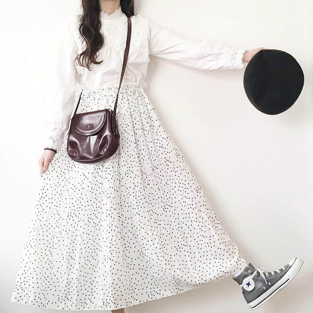 nemuru_inuさんのインスタグラム写真 - (nemuru_inuInstagram)「ㅤ ㅤ ㅤ 真っ白コーデ ㅤ ㅤ 韓国通販はプチプラやし可愛いの多いよね〜 ㅤ ドットスカートは黒色しか持ってなかったけど 白色ドットも可愛くて届いてからよく履いてる🐶春ぽい  ㅤ ㅤ ◌ドットスカート(@17kg_official) ◌白ブラウス(@dholic_official ) ◌スニーカー(@converse ) ㅤ ㅤ ㅤ」5月1日 22時25分 - _nemuimui_
