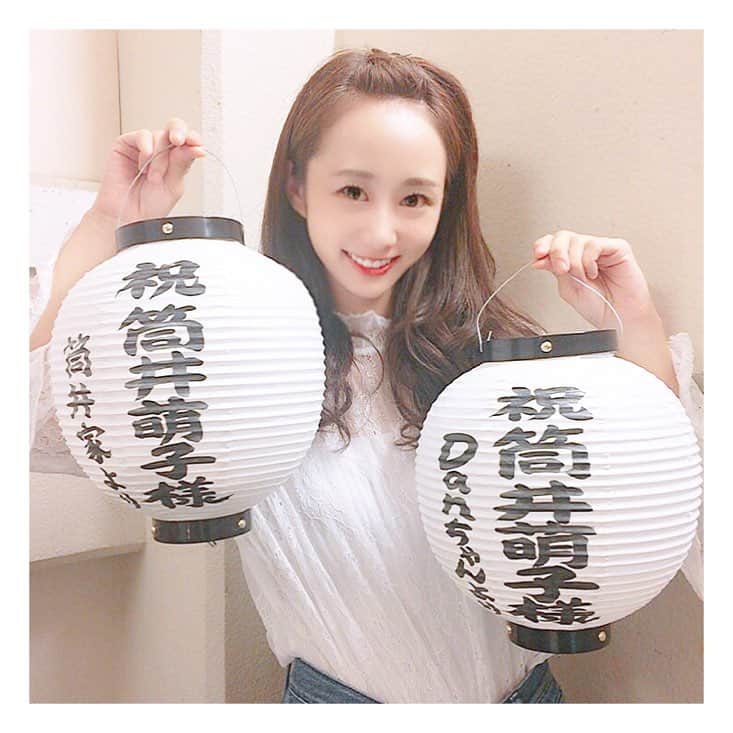 筒井萌子のインスタグラム：「𓇼 【お願いします🐰💕】 舞台、劇メシではスタンド花が受け付けられません。 代わりに応援提灯🏮をご用意しています。 レストラン入り口に飾られます( ¨̮ ) 私の名前の書かれた提灯があると嬉しいです😭 ・ ⚠️ 受付期間：4/28（日）12:00〜5/8（水）12:00 ・ 舞台に来れる方も来れない方も応援📣として届けて下さると嬉しいです。 購入はプロフィールURLから！！ よろしくお願いします。 ・ #筒井萌子 #女優 #actress #モデル #model #岡山  #shooting #instagood #instalike #converse #撮影 #followme #larme #instalike #劇メシ #ゴルフ #golf #ゴルフ女子」