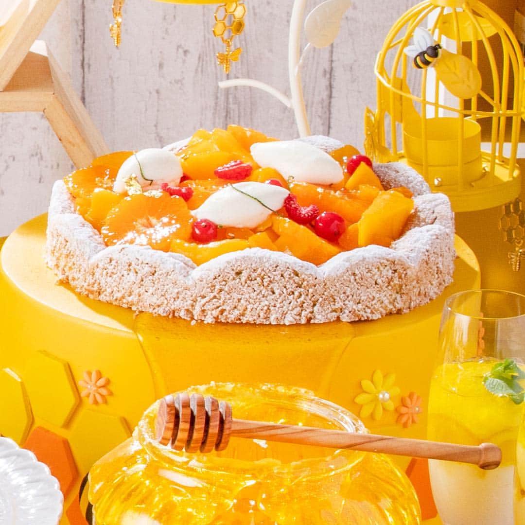 ヒルトン東京さんのインスタグラム写真 - (ヒルトン東京Instagram)「🌞夏のパーティーの主役になれそうなスイーツ「サマーフルーツブーケ」🌻﻿ 🥭マンゴーやアプリコット、🍊マンダリンを乗せ、ヨーグルトクリームを添えたピスタチオのダックワーズです。﻿ ビタミン🌈カラーフルーツで気分も一気にあがりそう。﻿ ﻿ Summer Fruits Bouquet 💐 a dacquoise cake beautifully decorated with delicious fruits. ﻿ ﻿ #ヒルトン東京 #東京 #西新宿 ﻿ #hiltontokyo #tokyoeats #whatstrending #yellow #flowers #flowercake #summer ﻿ #女子会 #パーティー #イエロー #はちみつ #チーズ #とろける #夏 #ビタミン #フルーツ #カラーフル﻿ #おしゃれ #カフェ巡り #スイーツ #スイーツ男子 #スイーツ女子」5月1日 21時00分 - hiltontokyo