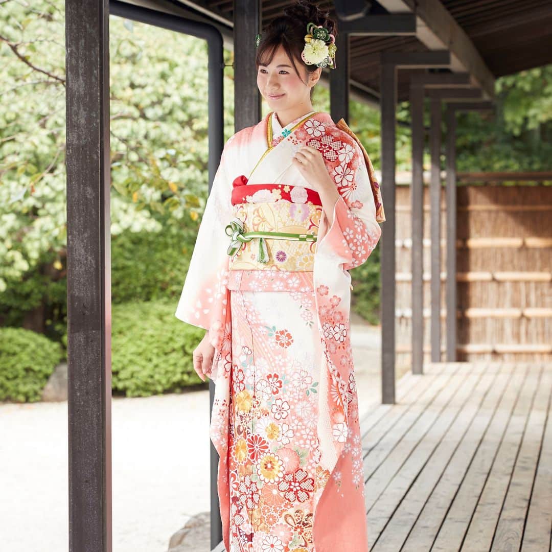 京都きもの友禅【公式】さんのインスタグラム写真 - (京都きもの友禅【公式】Instagram)「ピュアで落ち着いた美しさを惹き出すサーモンピンクのぼかしが入った振袖❤ 立体感のある手絞り刺繍で奥ゆかしいけど華やかに🌸 . @kimono_yuzenで振袖コーディネートをcheck♪ . #京都きもの友禅 #ハタチは一生もの #振袖 #furisode #振袖レンタル #成人式振袖 #はたち #ハタチ #成人式 #成人式前撮り #振袖前撮り #振袖コーディネート #振袖コーデ #振袖ヘアメイク #成人式髪型 #キモノ#kimono #和装 #着物好き﻿ #フリジョ #ふりそでーしょん #振袖ヘアメイク #ふりそでカタログ #ピンク振袖 #振袖ピンク #クラシック #正統派  #伝統美 #大伴理奈」5月1日 21時01分 - kimono_yuzen