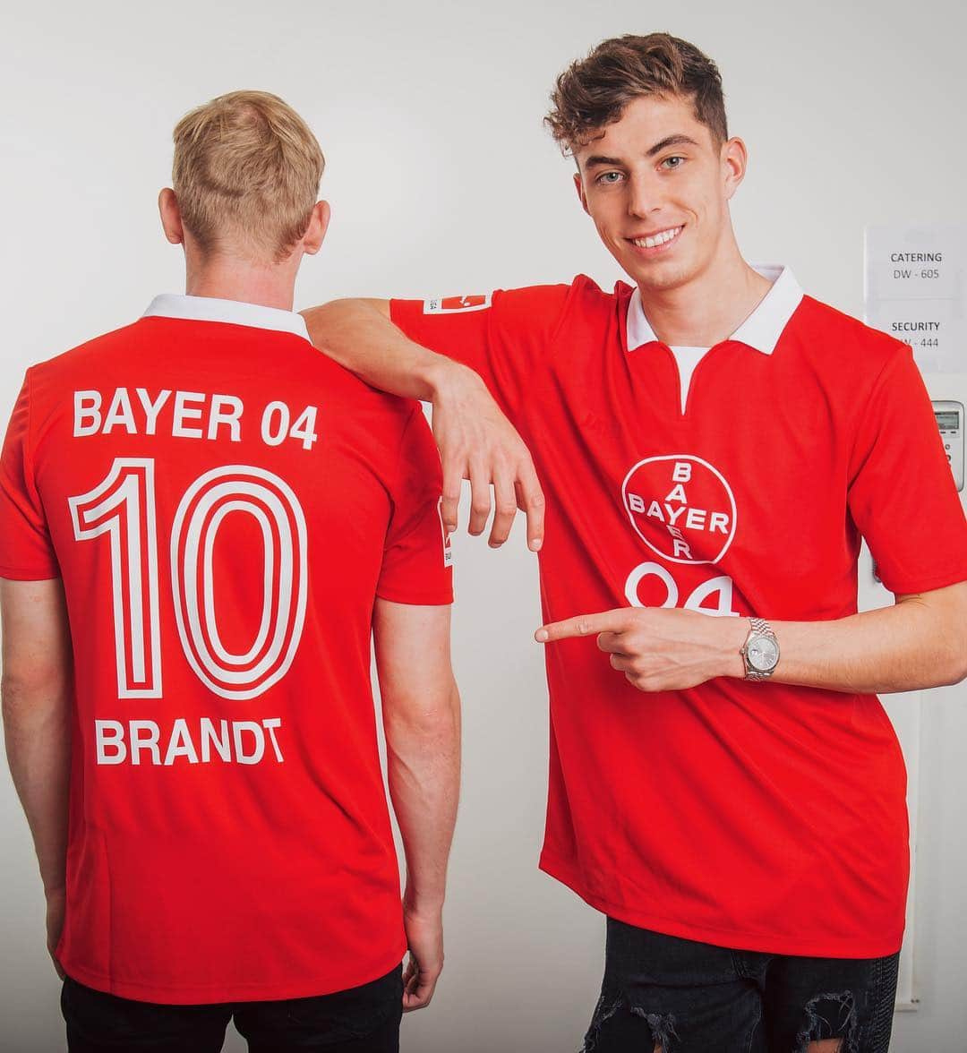 バイエル・レバークーゼンさんのインスタグラム写真 - (バイエル・レバークーゼンInstagram)「Looking good! 🤩 The limited edition retro jersey is available NOW: shop.bayer04.de #oldschool #Bravertz #40JahreBundesliga #Bayer04 #Werkself」5月1日 20時54分 - bayer04fussball