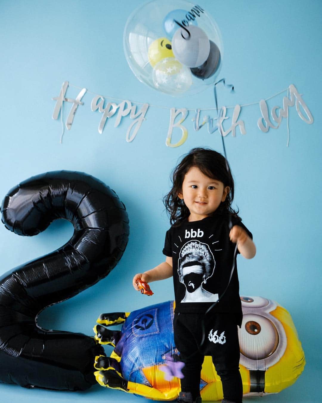 Saki のインスタグラム：「恕空 2歳 お誕生日おめでとう🎉🎂🎈﻿ 人生で一番一瞬に感じた あっという間の2年！﻿ ﻿ 去年から縦に伸びて、ぽっちゃりの面影なしの﻿ すんごく痩せ型になったJ👦🏻﻿ ﻿ ロン毛でどこに行っても女の子に間違えられますが﻿ まだ切らないつもり〜✄🖤﻿ ﻿ 言葉は遅めで まだまだ宇宙語やけど🚀﻿ なにがしたいか、なにが言いたいか 分かるから﻿ 不思議やなあ〜💭ヤンチャ過ぎて怒っちゃって﻿ ばっかりやからもっと穏やかなお母さん目指して﻿ これからも頑張りますね🙇🏻‍♀️笑﻿ ﻿ 日々、健康に成長してくれてるだけで良し👍✨﻿ ﻿ これからも可愛い息子よ、元気に育ってね🌈﻿ ﻿ 愛してます❤️﻿ #Happybirthday #happy2ndbirthday  #2歳 #お誕生日おめでとう #お誕生日 #2歳誕生日 #令和元年 #令和 #生後24ヶ月 #赤ちゃん #ベビー  #谷口じょあん #恕空 #親バカ #男の子 #男の子ママ #息子  #ママリ #ベビフル #コドモノ #キッズモデル #ロン毛男子 #kids #baby  #myson  #mamalife  #babyphoto #babyfashion #24mounth #neweranewme」