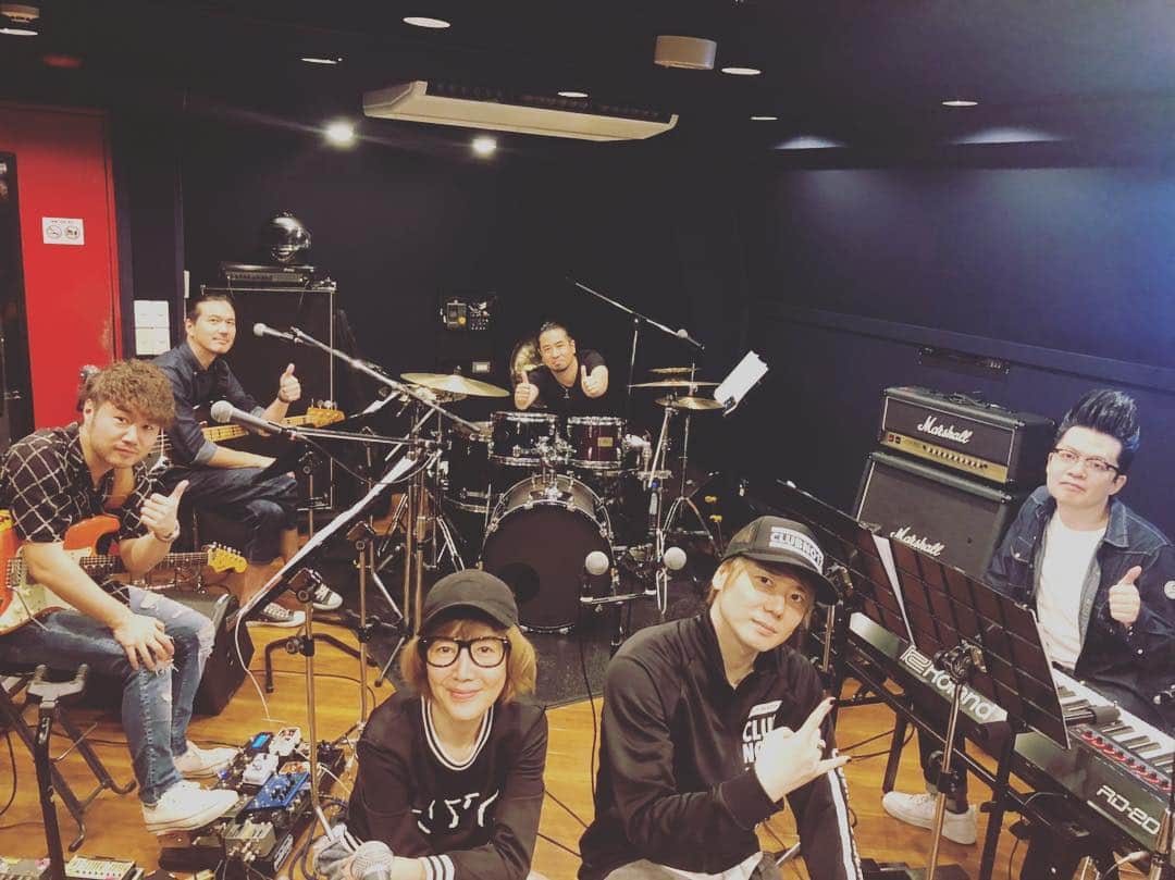 藤原佑介のインスタグラム：「本日は初参加させて頂く戸田恵子さんライブのリハでした！素晴らしかったー！ そしてそして諸先輩方と音を出すのは勉強になります！」